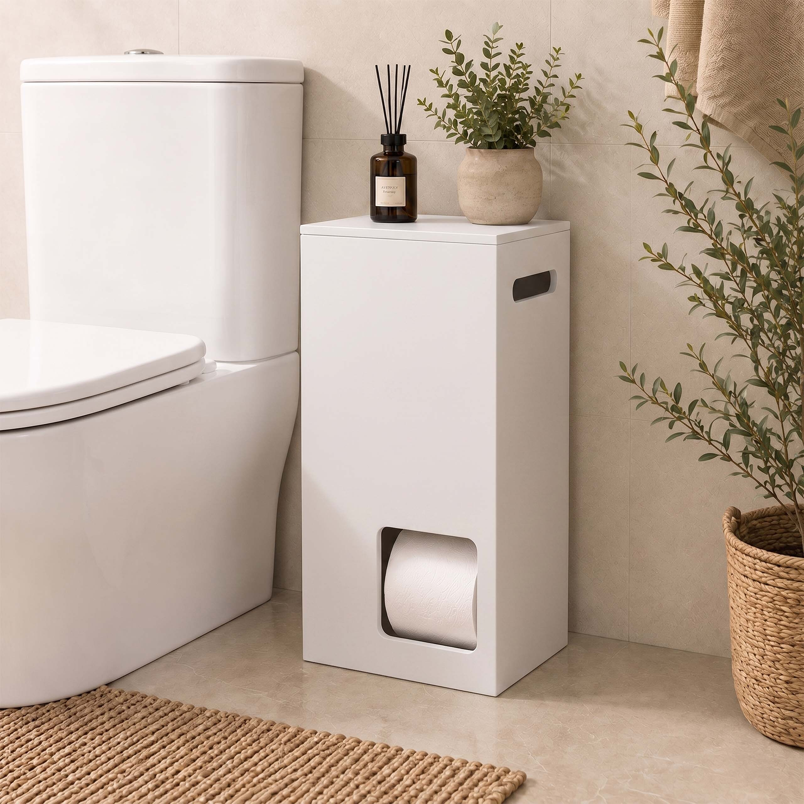 Ein weißer Toilettenpapierhalter steht neben einer Toilette, dekoriert mit einer Pflanze und Duftstäbchen.