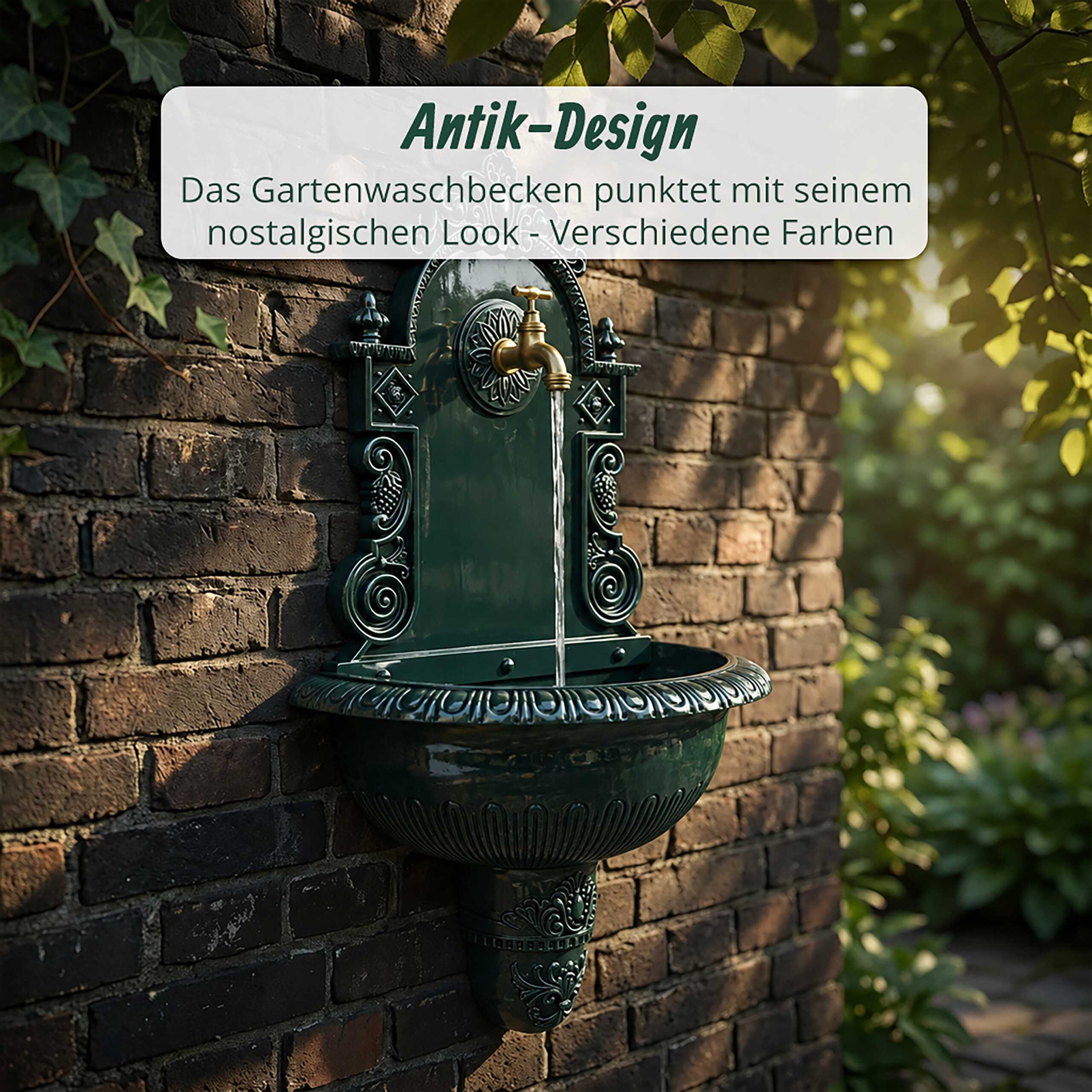 Ein antiker grüner Wandbrunnen aus Gusseisen mit goldenem Wasserhahn an einer Backsteinmauer.