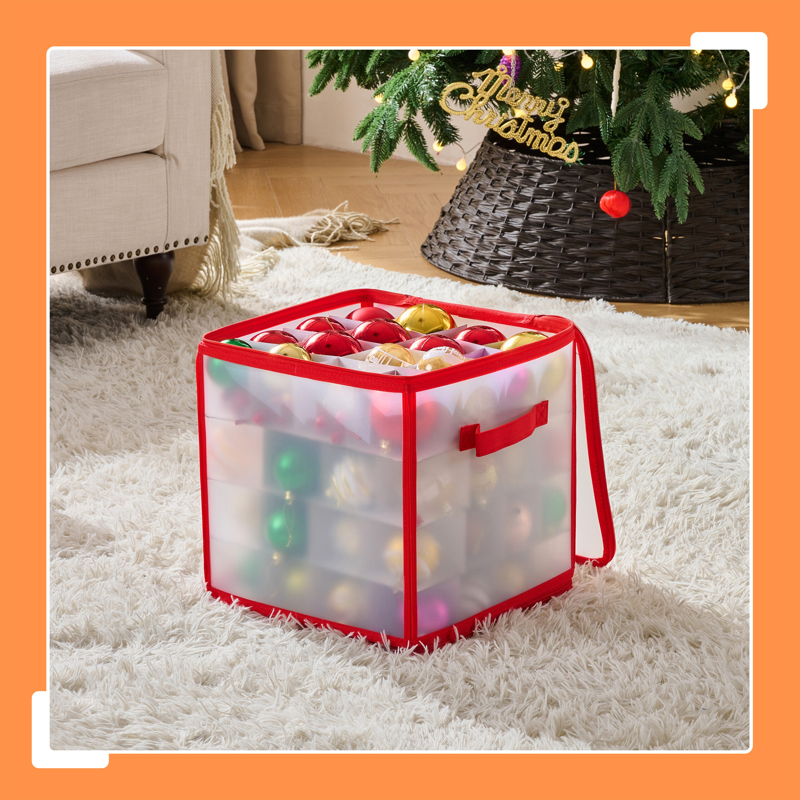 Transparente Aufbewahrungsbox mit roten Rändern voller Weihnachtskugeln auf weißem Teppich.