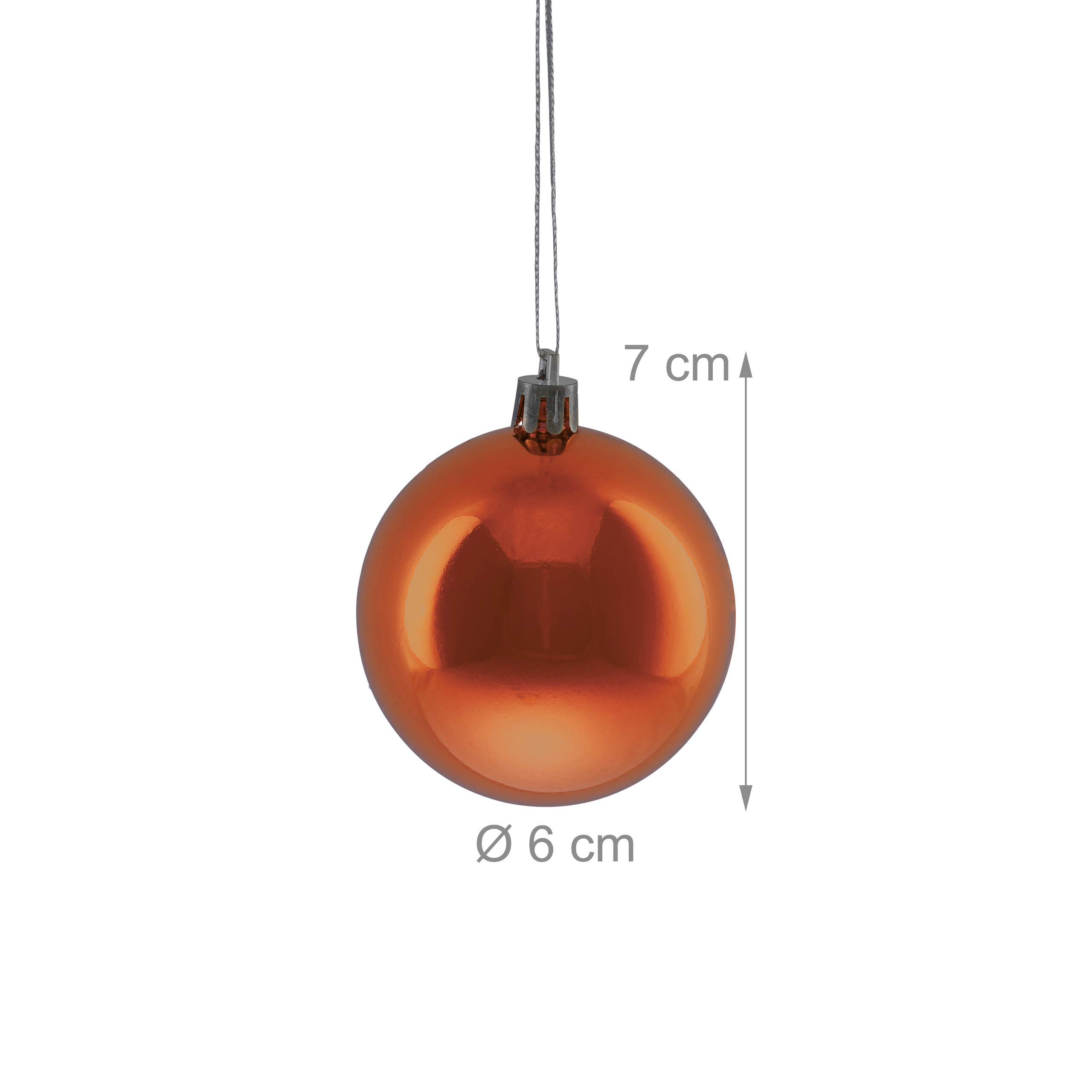 Eine glänzende, kupferfarbene Weihnachtskugel mit Aufhänger auf weißem Hintergrund, Durchmesser 6 cm, Höhe 7 cm.