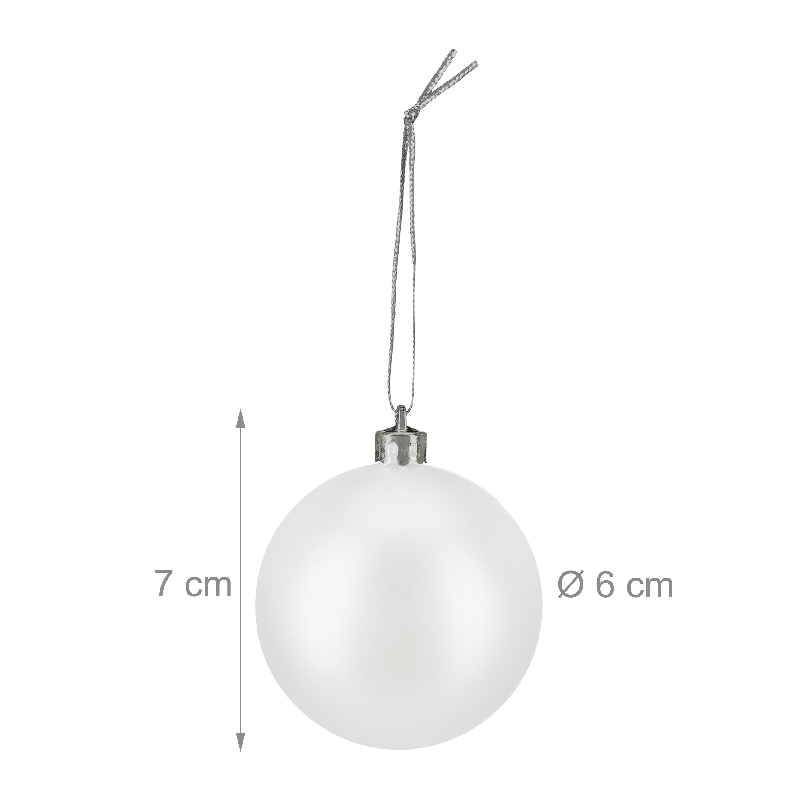Eine matte weiße Weihnachtskugel mit silbernem Aufhänger zeigt die Maße von 7 cm Höhe und 6 cm Durchmesser.