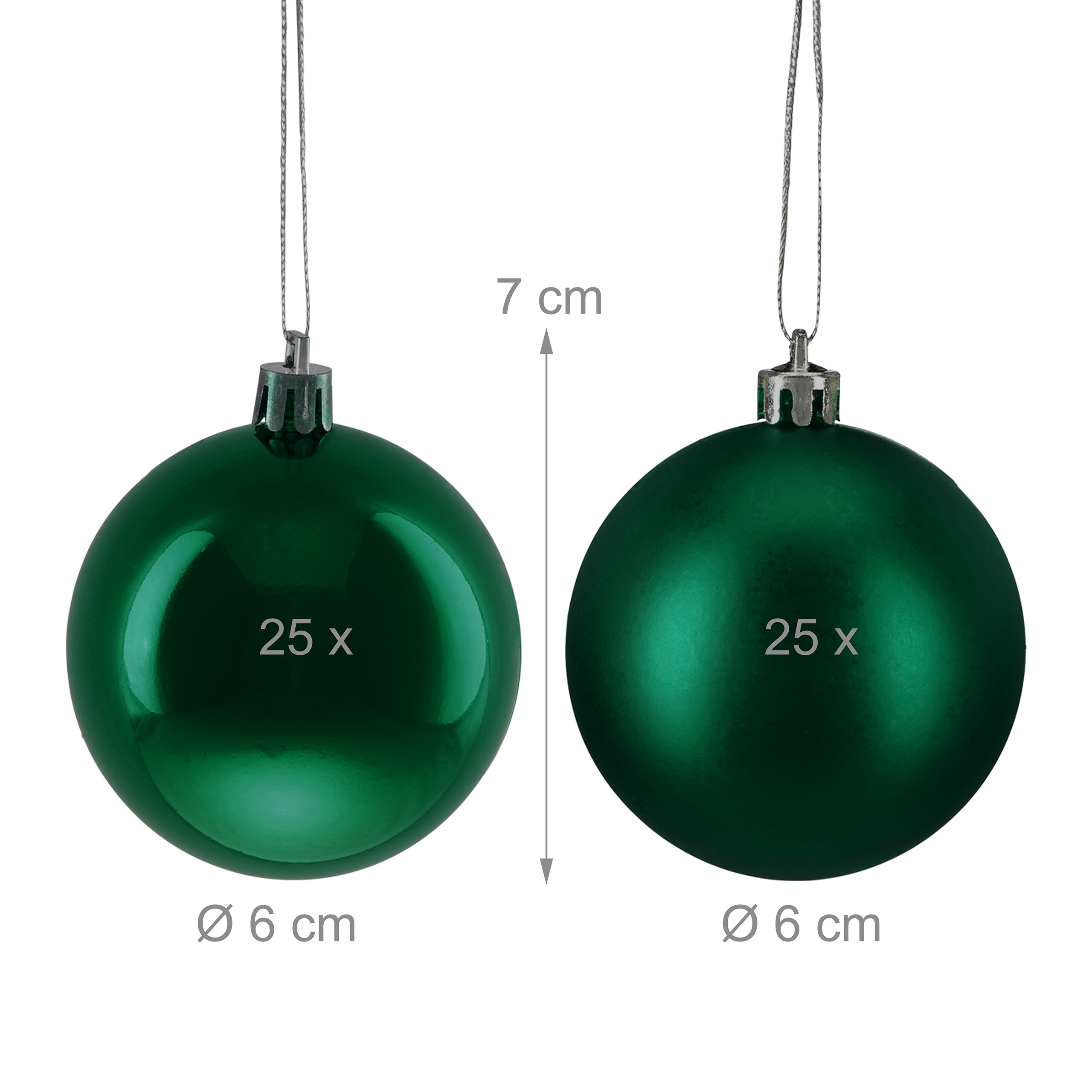 Zwei grüne Weihnachtskugeln, glänzend und matt, mit Aufschrift 25x und Durchmesser 6 cm.