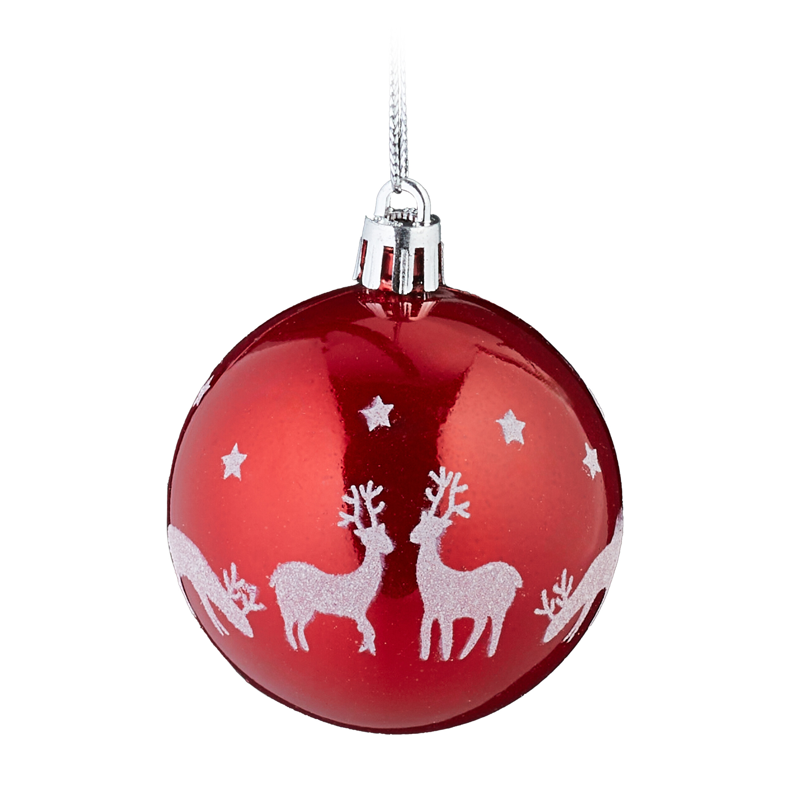 Glänzende rote Weihnachtskugel mit weißen Rentieren und Sternen, hängt an einer silbernen Kappe mit Schnur.