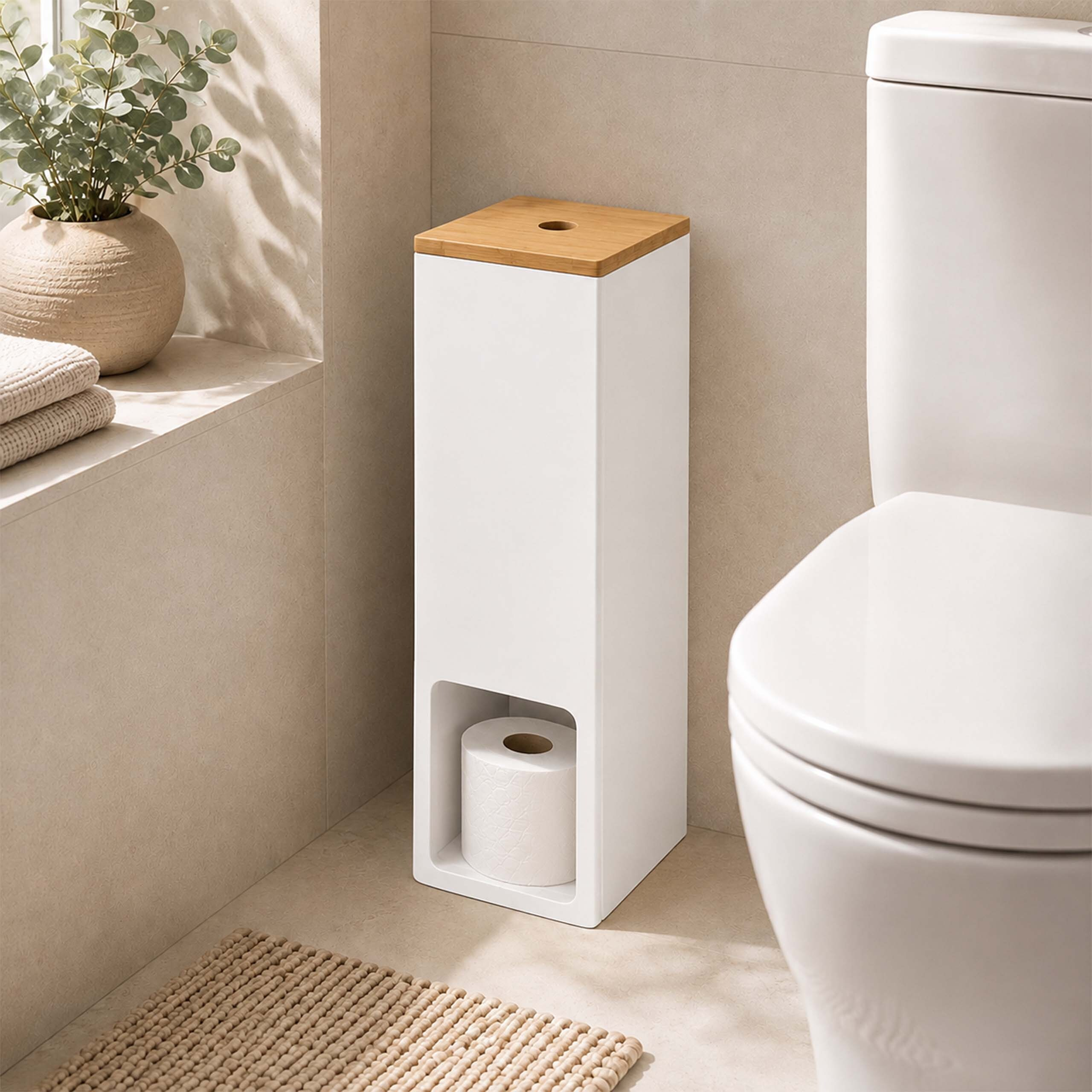Ein weißer Toilettenpapierhalter mit Holzdeckel steht im Badezimmer neben einer Toilette und einem Pflanztopf.
