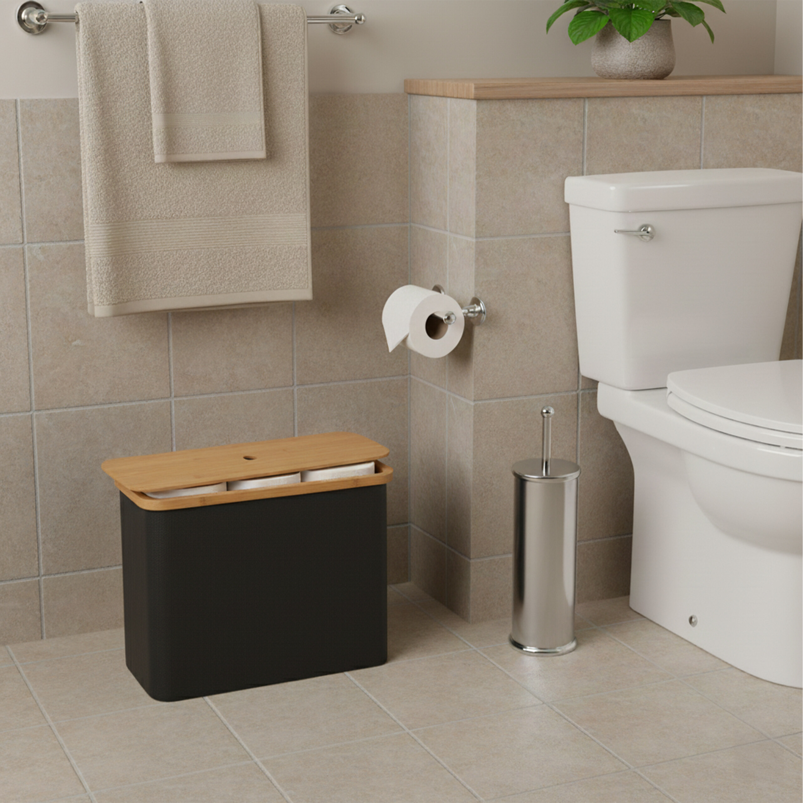 Moderne Badezimmereinrichtung mit WC, Toilettenpapierhalter, Handtuch und einem schwarzen Korb mit Holzdeckel auf Fliesen.