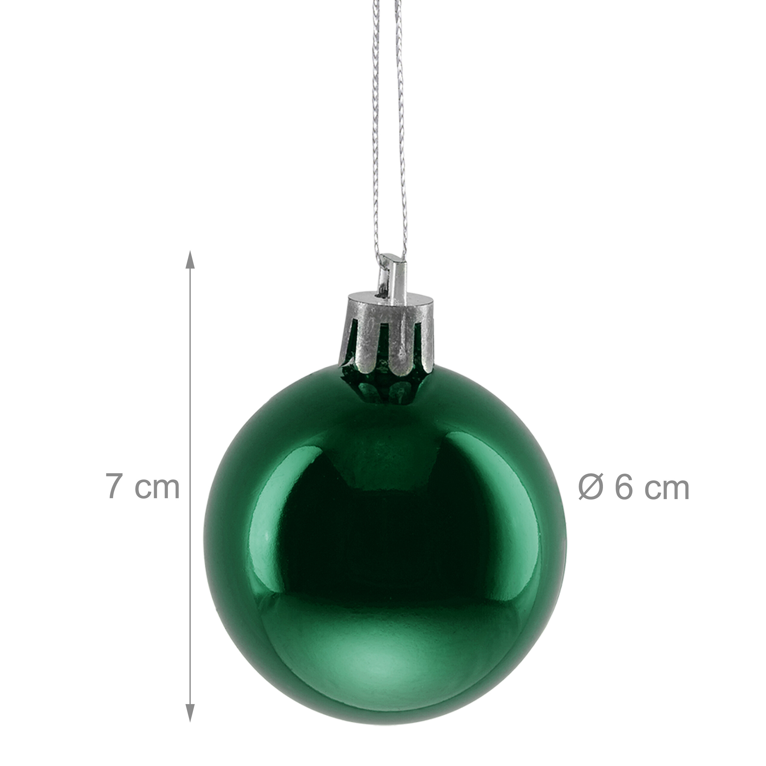 Glänzende grüne Weihnachtskugel mit Aufhänger gegen weißen Hintergrund und Maßen 7 cm Höhe und 6 cm Durchmesser.