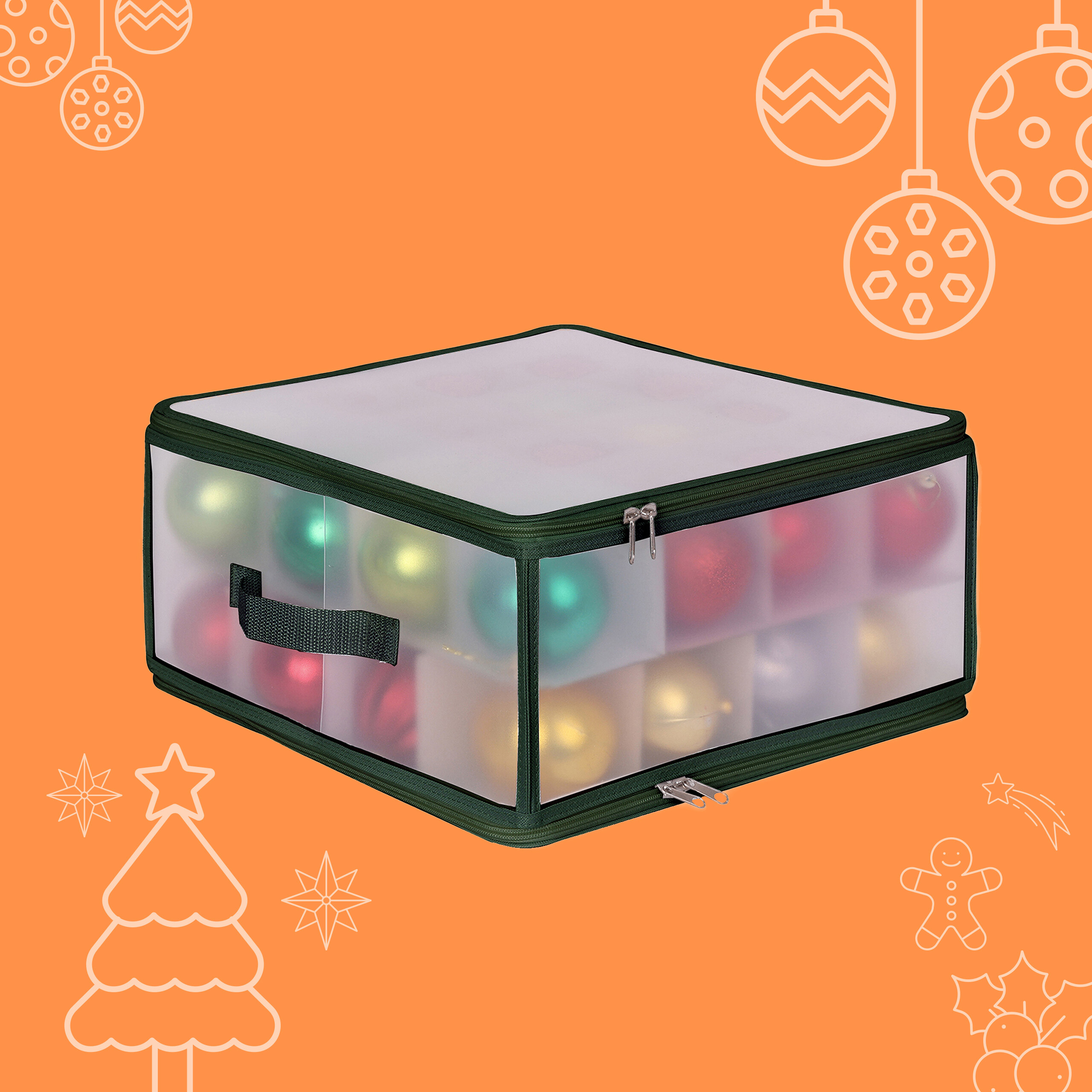 Transparente Aufbewahrungsbox mit grünem Rand und Griff, gefüllt mit bunten Weihnachtskugeln vor orangefarbenem Hintergrund.