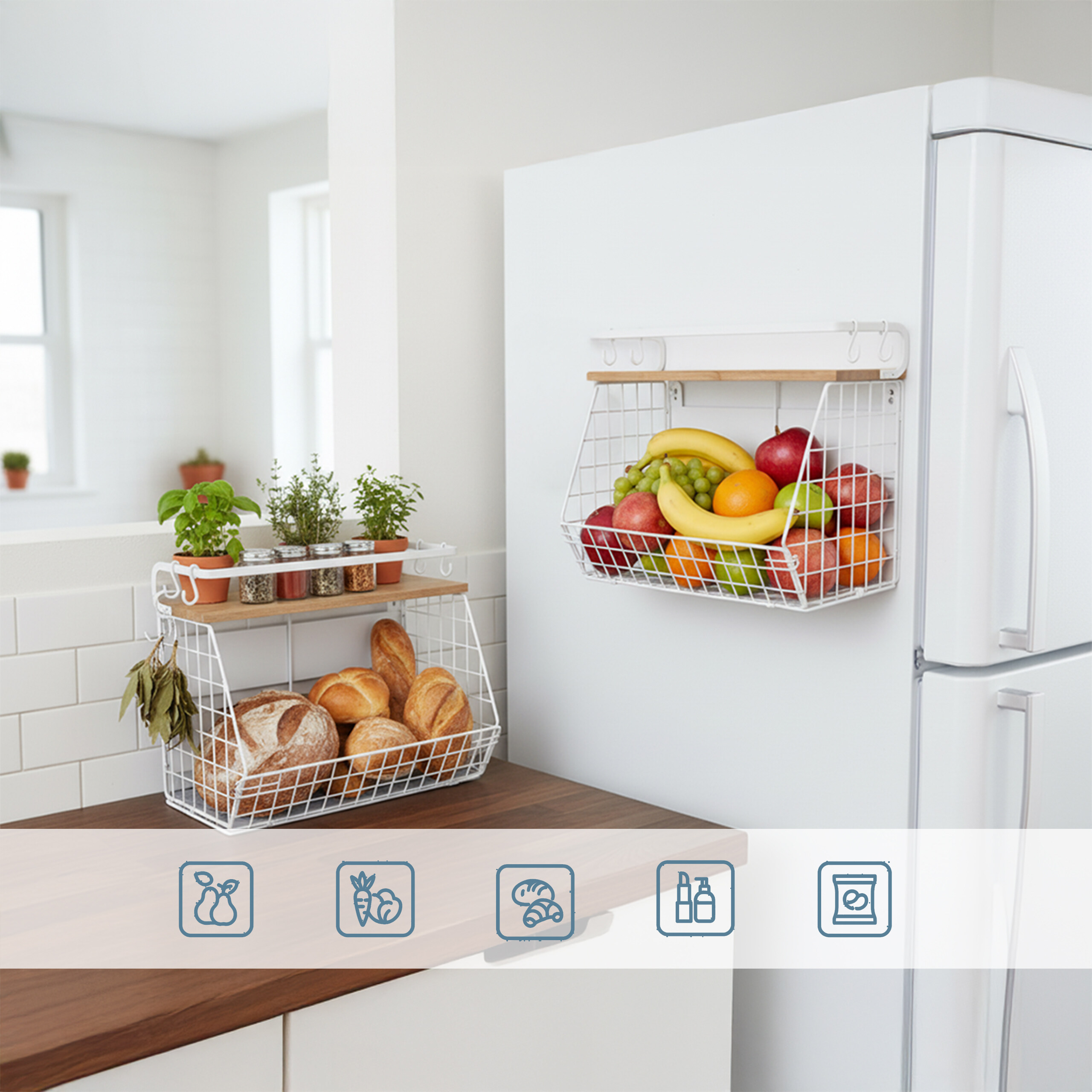 Weiße Regale für Küche und Kühlschrank mit Brot, Obst und Pflanzen.