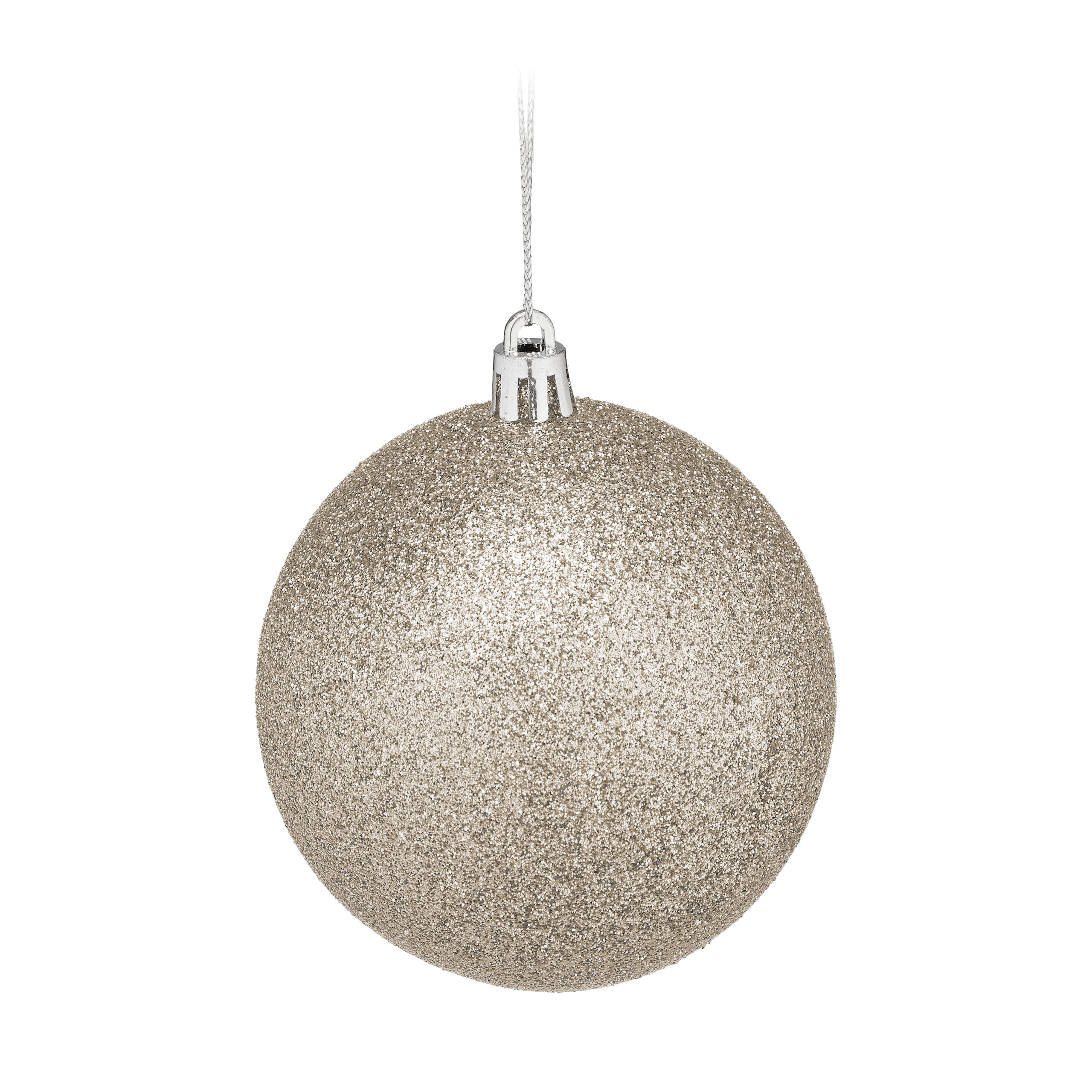 Eine glitzernde champagnerfarbene Weihnachtskugel mit silberner Aufhängung vor weißem Hintergrund.