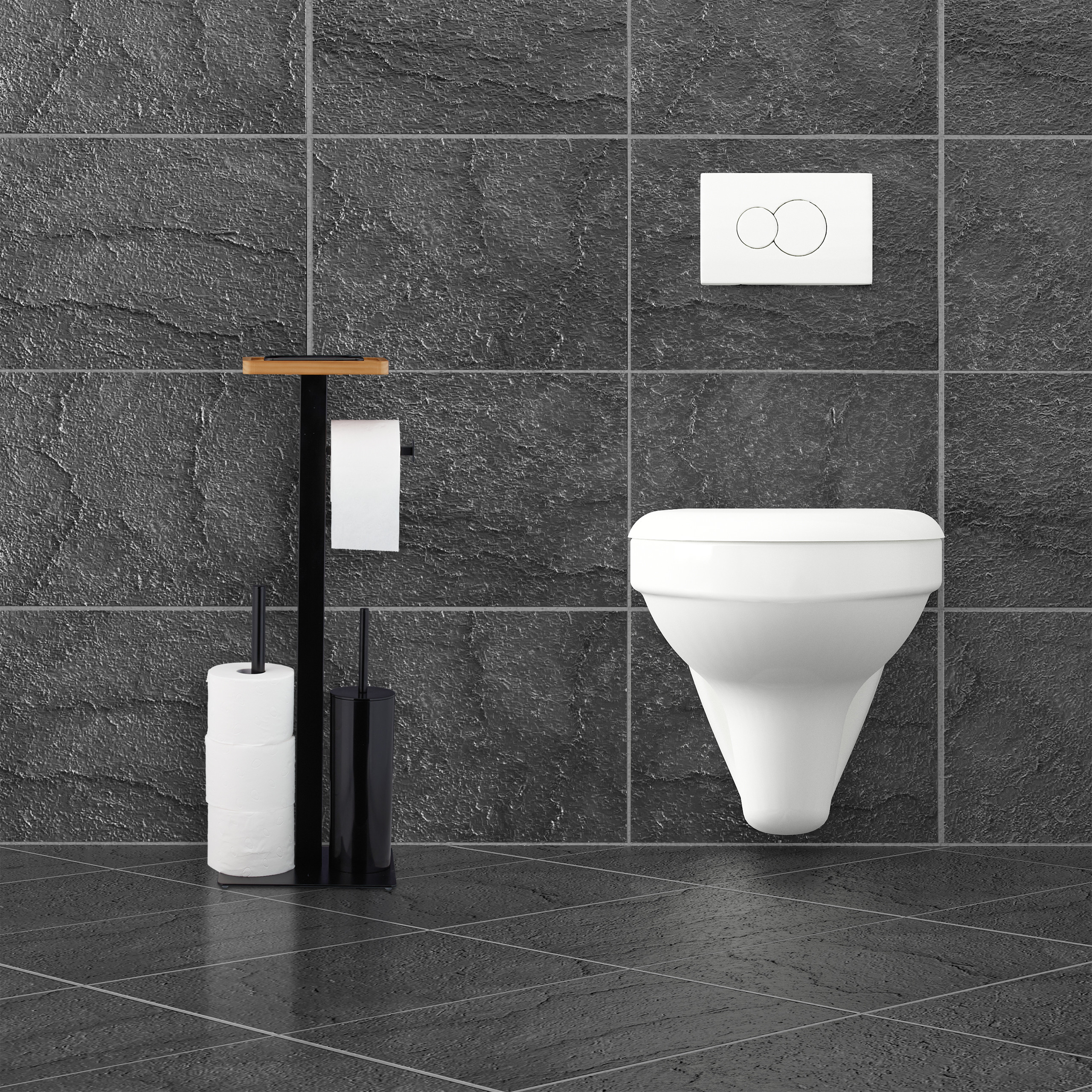 Moderne weiße Toilette an dunkler Steinwand mit schwarzem Toilettenpapierhalter und Bürste.