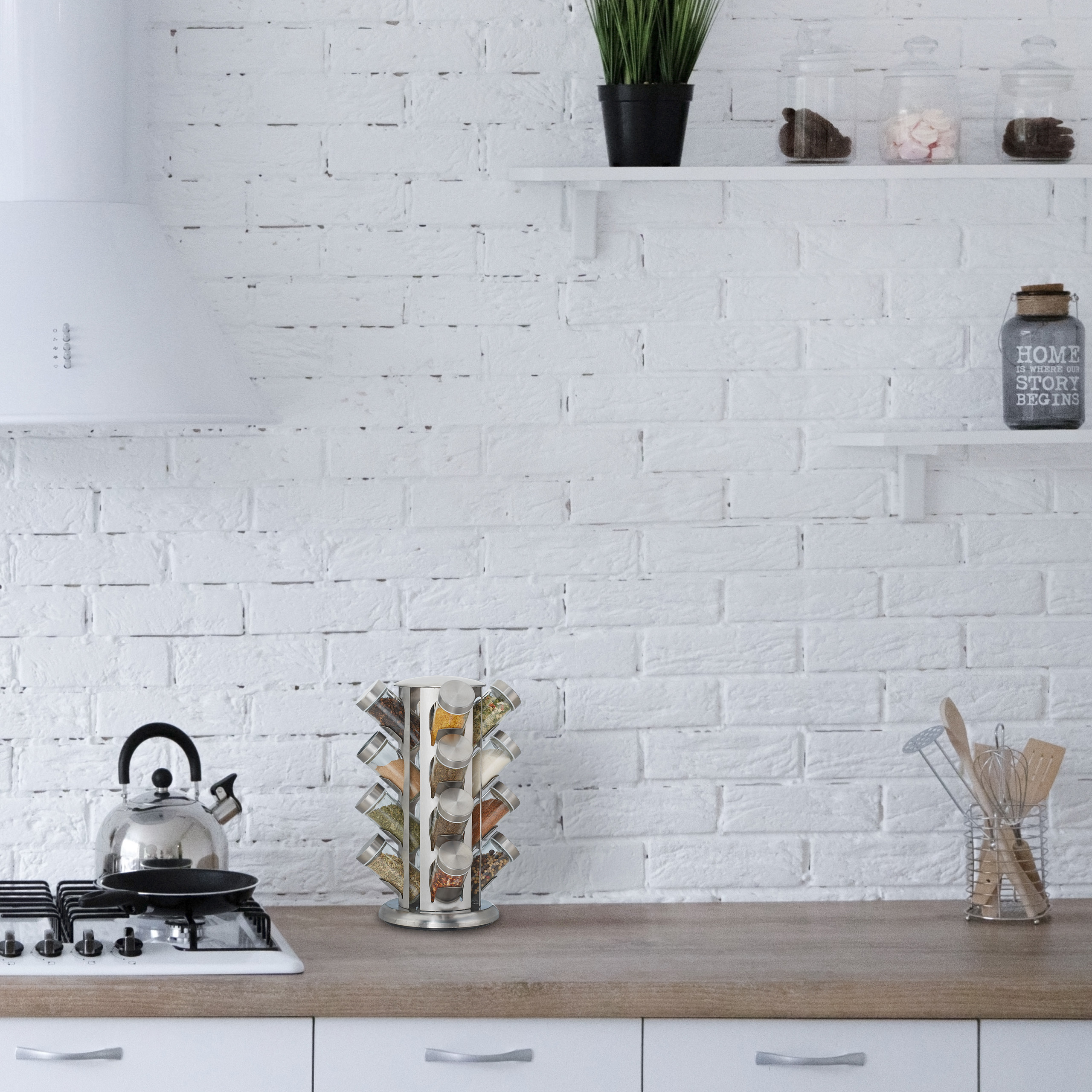 Gewürzregal auf einer Holzarbeitsplatte in einer weißen Küche mit Backofen und Regalen.