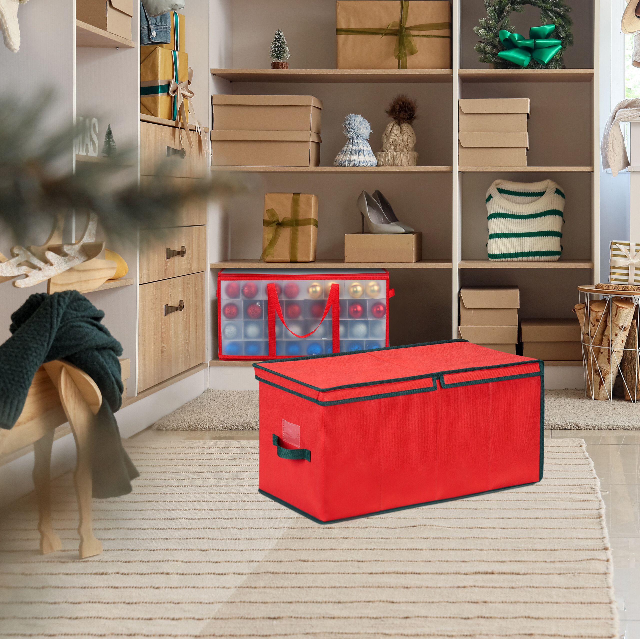 Ein roter Aufbewahrungsbehälter steht auf einem Teppich in einem Raum mit weihnachtlich gefüllten Regalen.