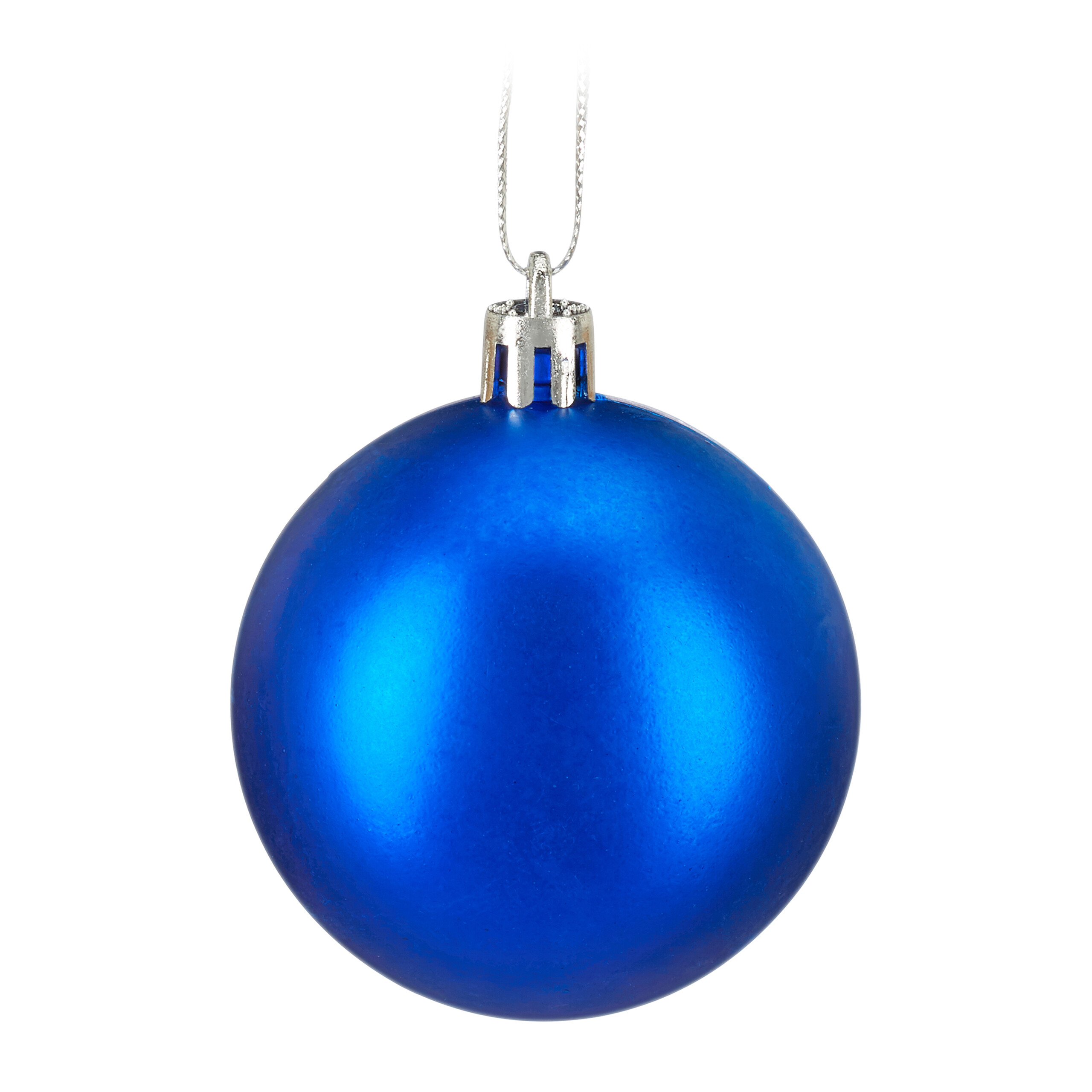 Eine glänzende blaue Weihnachtskugel hängt an einer silbernen Kordel vor weißem Hintergrund.