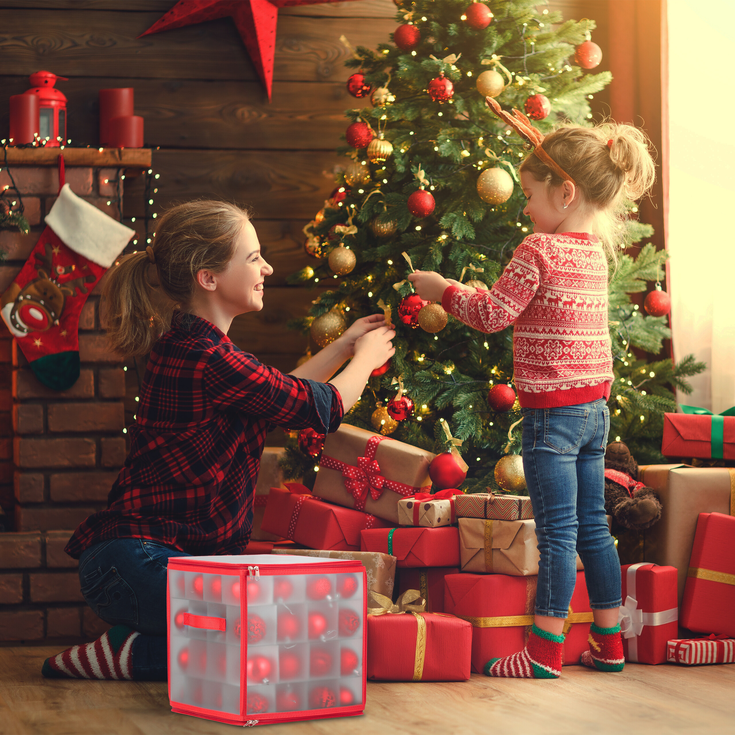 Eine Frau und ein Mädchen schmücken gemeinsam einen Weihnachtsbaum in einem gemütlichen Wohnzimmer.