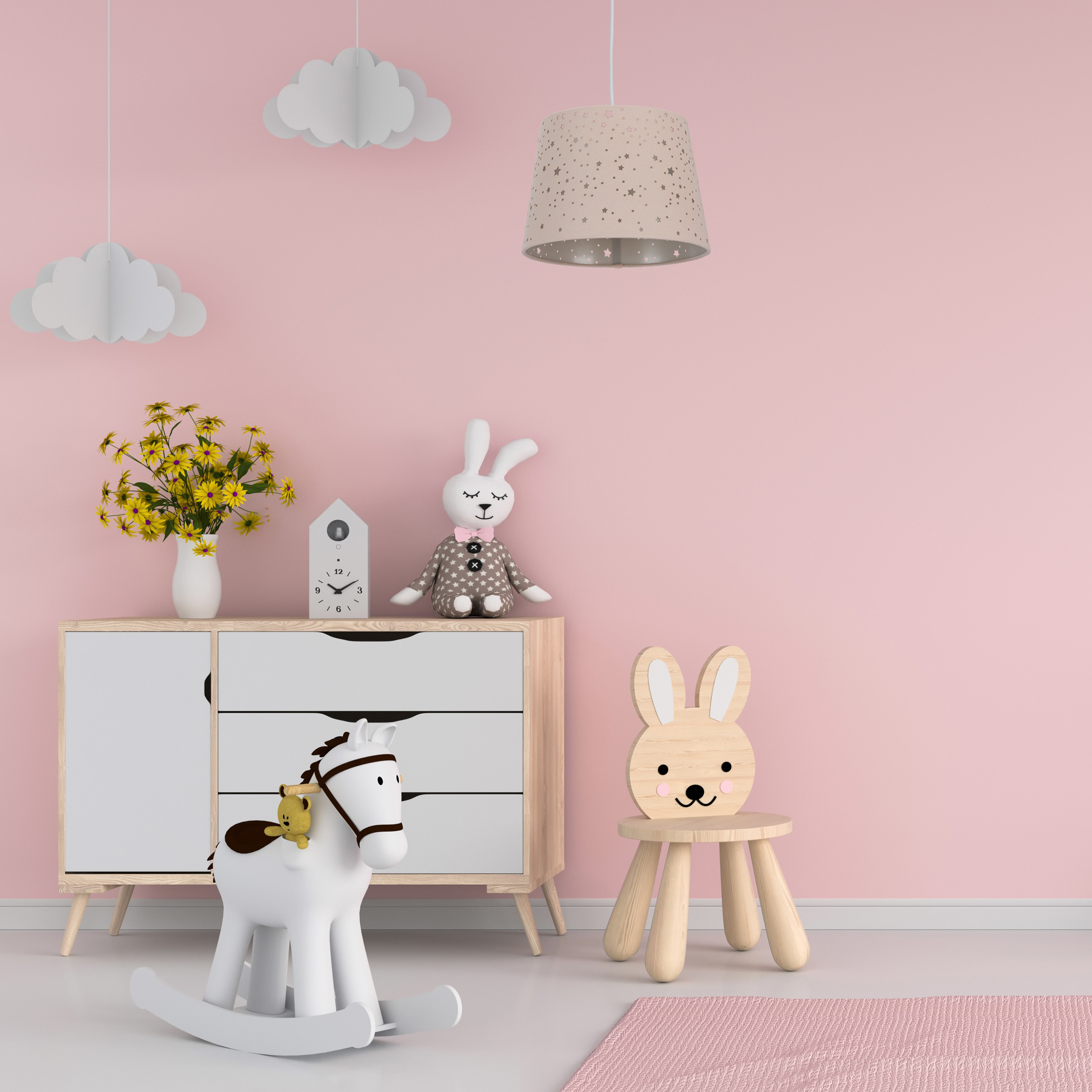 Kinderzimmer mit rosa Wand, weißer Kommode, Stoffhase, Schaukelpferd, Hasenhocker und Wolkenlampen.