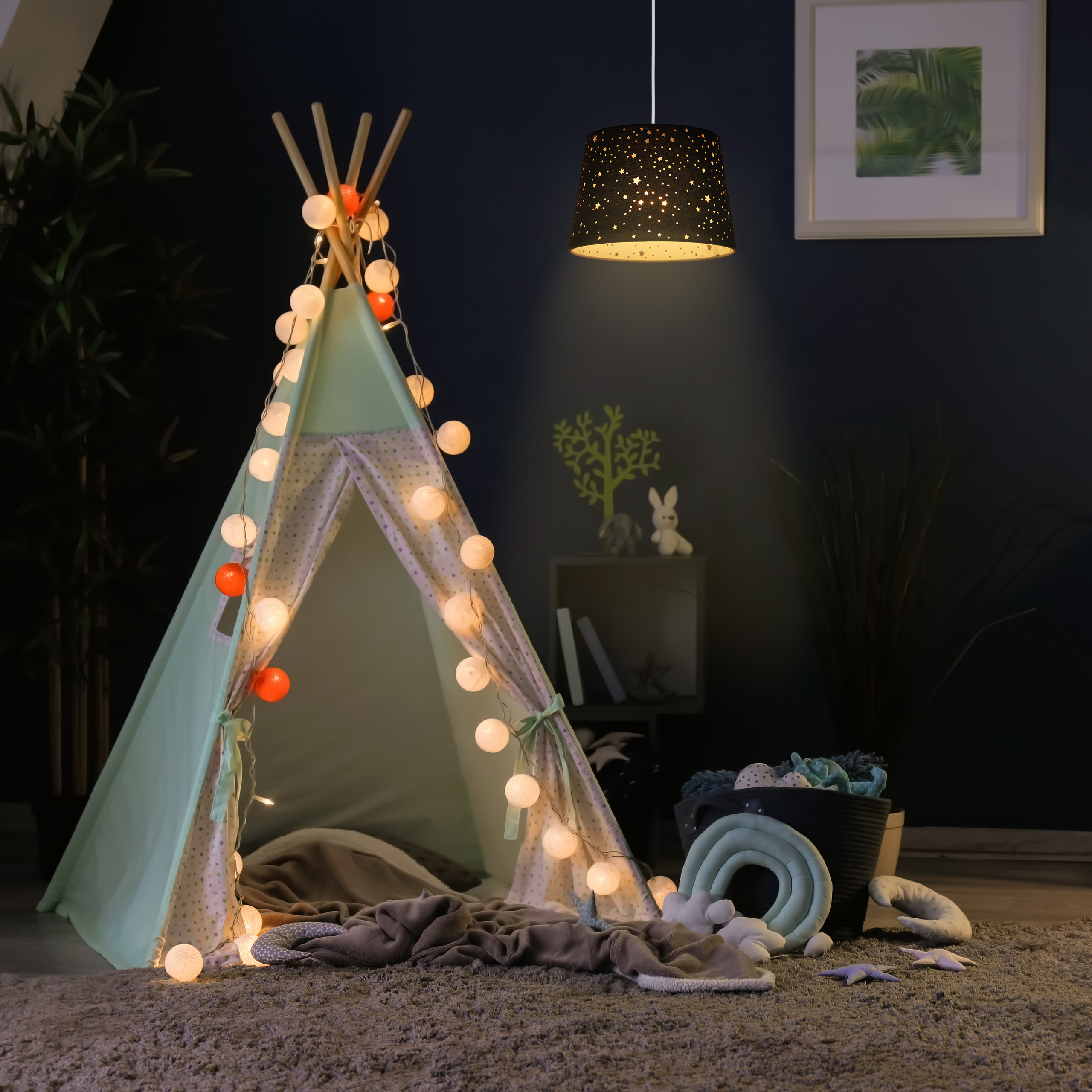Beleuchtetes Kinderzelt mit Lichterkette und Kissen im gemütlichen Raum.