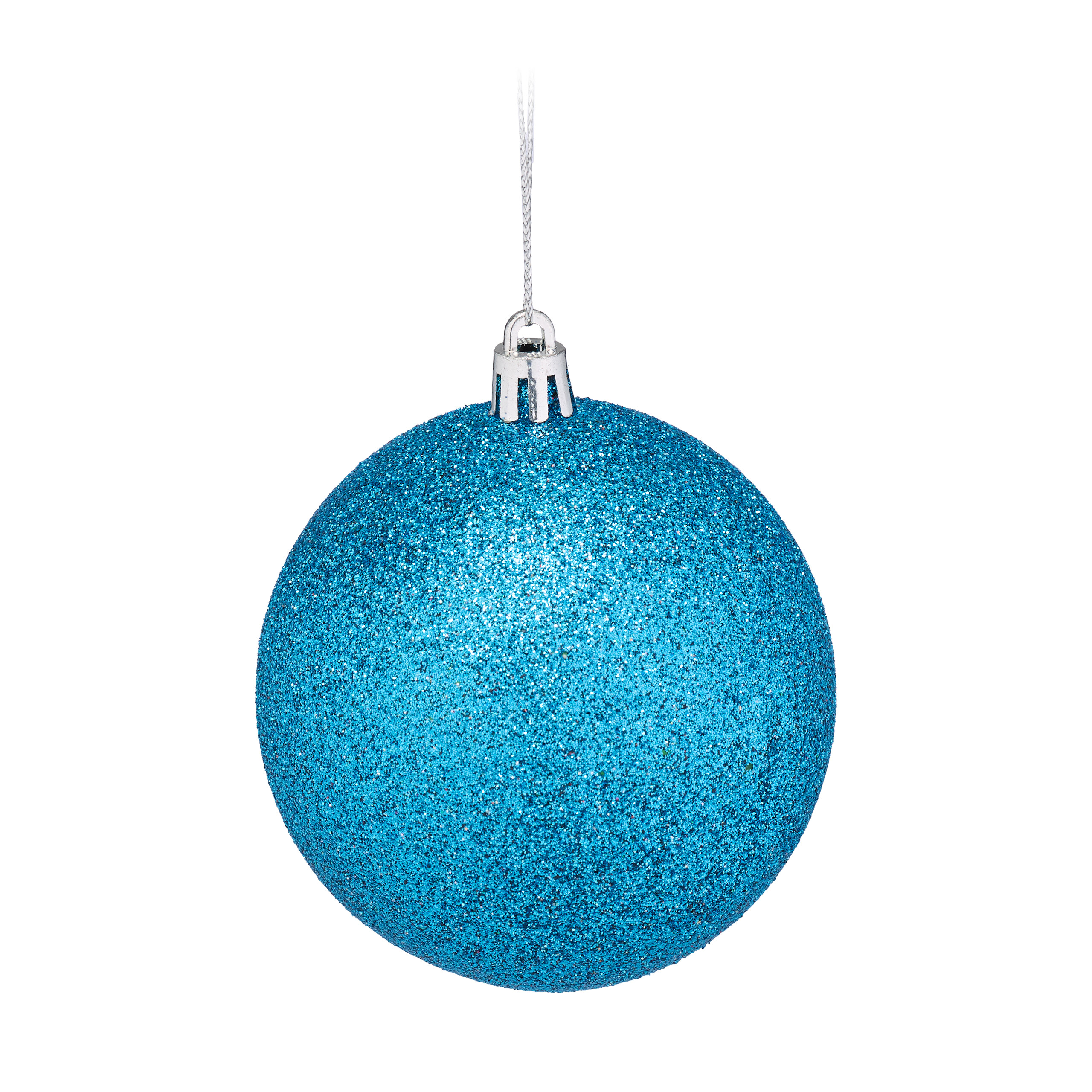 Eine glitzernde blaue Weihnachtskugel mit silberner Aufhängung vor weißem Hintergrund.
