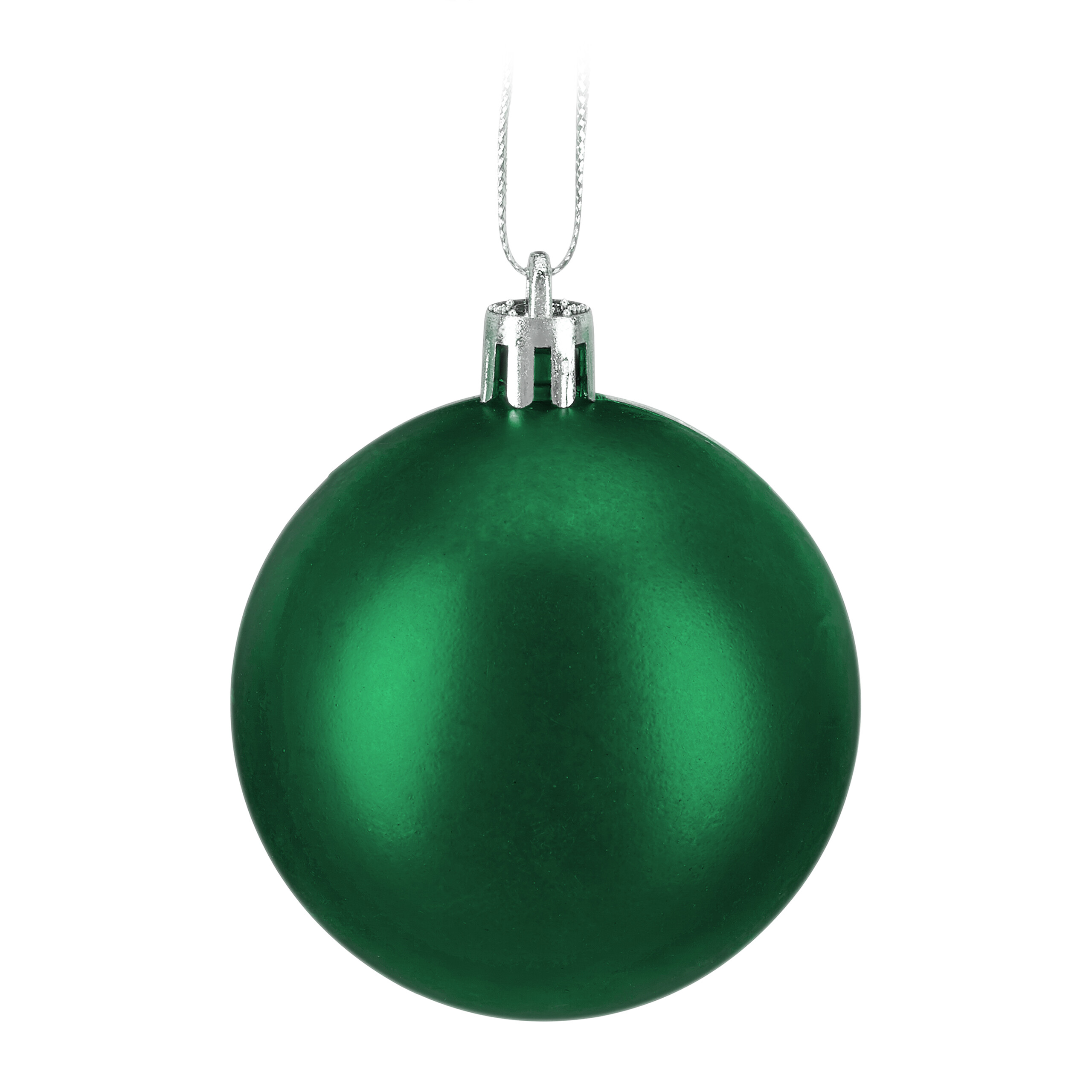 Eine matte dunkelgrüne Weihnachtskugel mit silbergrauer Aufhängung auf weißem Hintergrund.