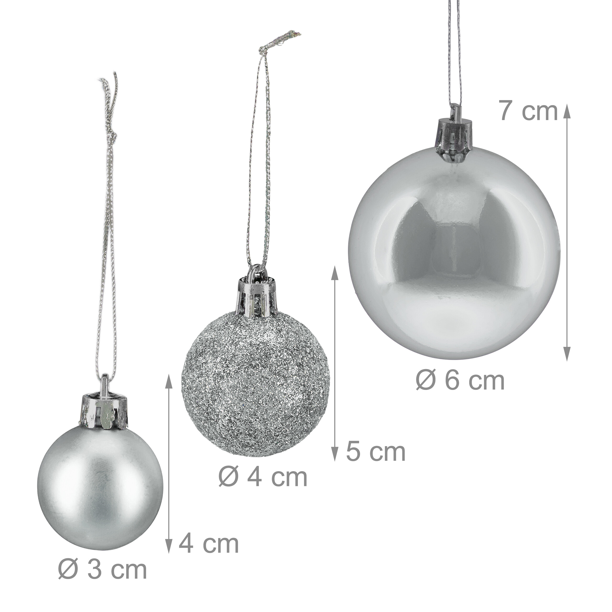 Drei silberne Weihnachtskugeln in verschiedenen Größen von 3 cm bis 6 cm mit Maßangaben auf weiłem Hintergrund.