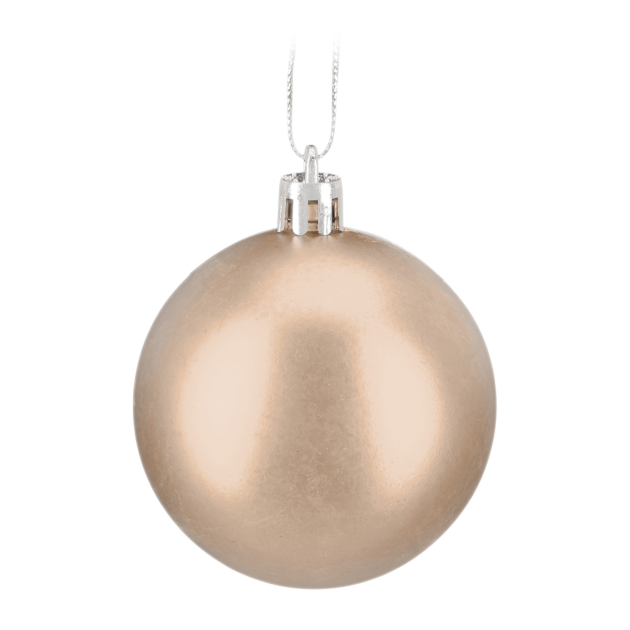 Eine matte goldene Weihnachtskugel mit einer silbernen Kappe und Aufhängung vor weißem Hintergrund.