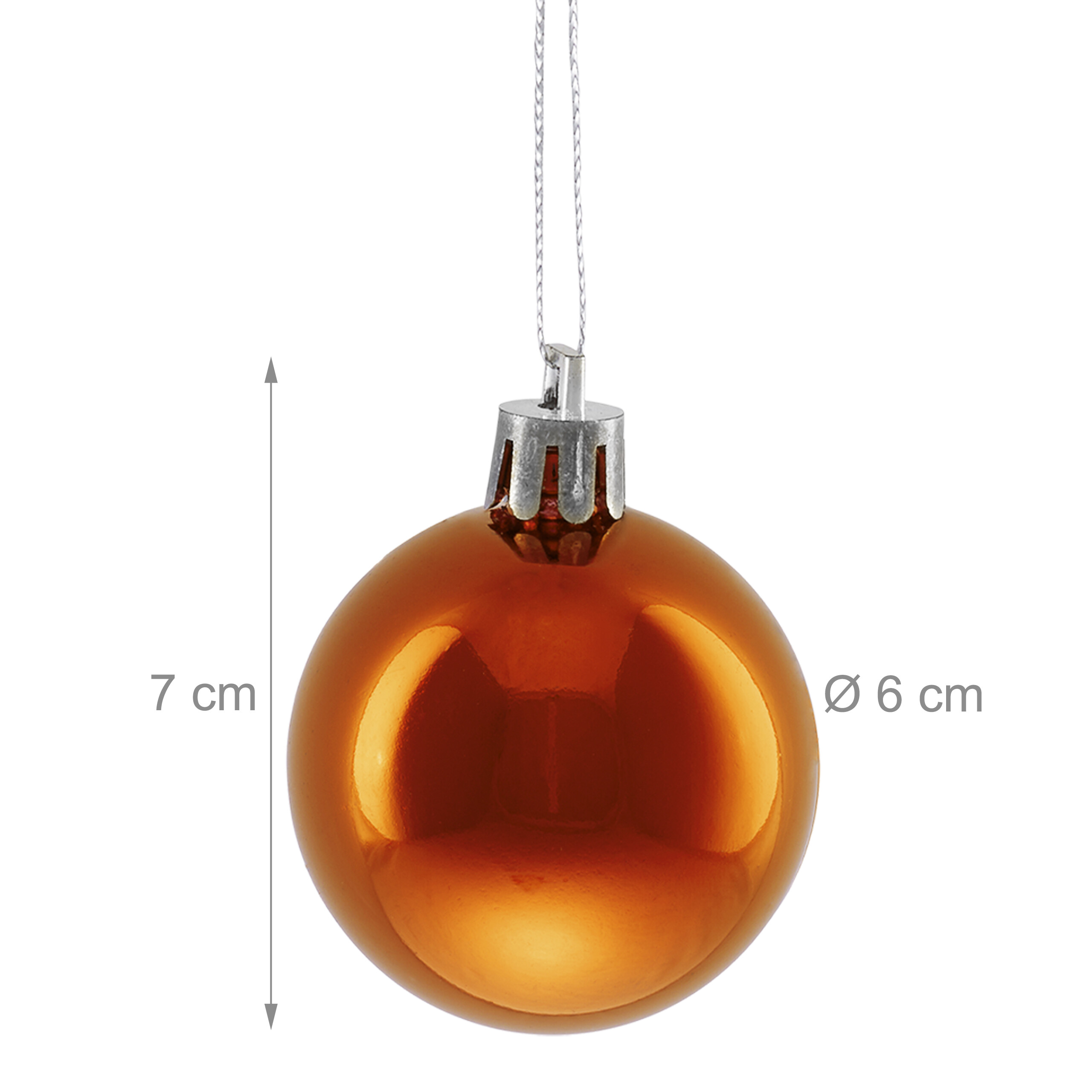 Glänzende orange Weihnachtskugel mit silberner Aufhängung und Maßen von 7 cm Höhe und 6 cm Durchmesser auf weißem Grund.