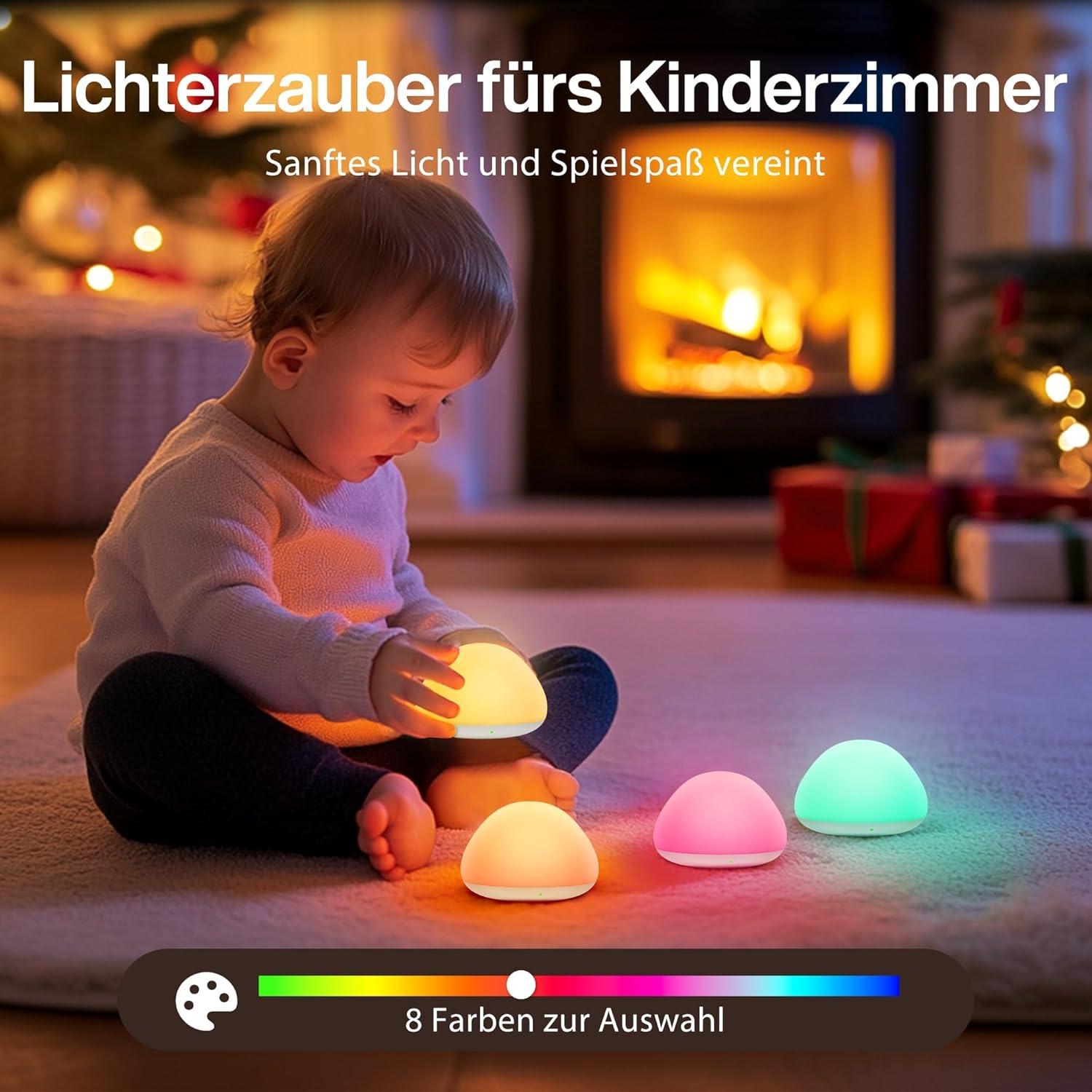 Kleinkind sitzt auf dem Teppich und spielt mit bunten Nachtlichtern vor einem Kamin.