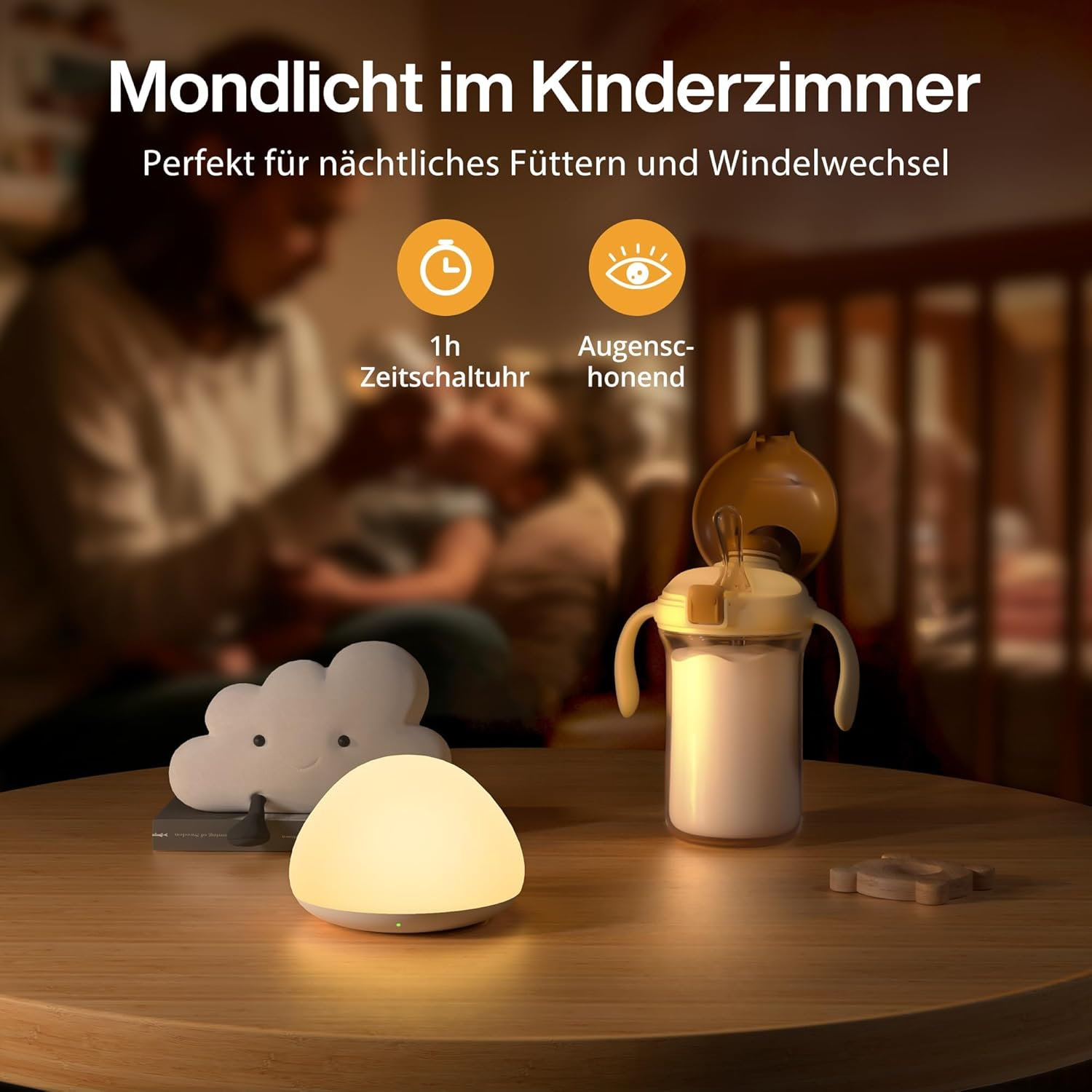 Ein warmes Nachtlicht, eine Milchflasche und eine Wolkenlampe stehen auf einem Holztisch in einem Kinderzimmer.
