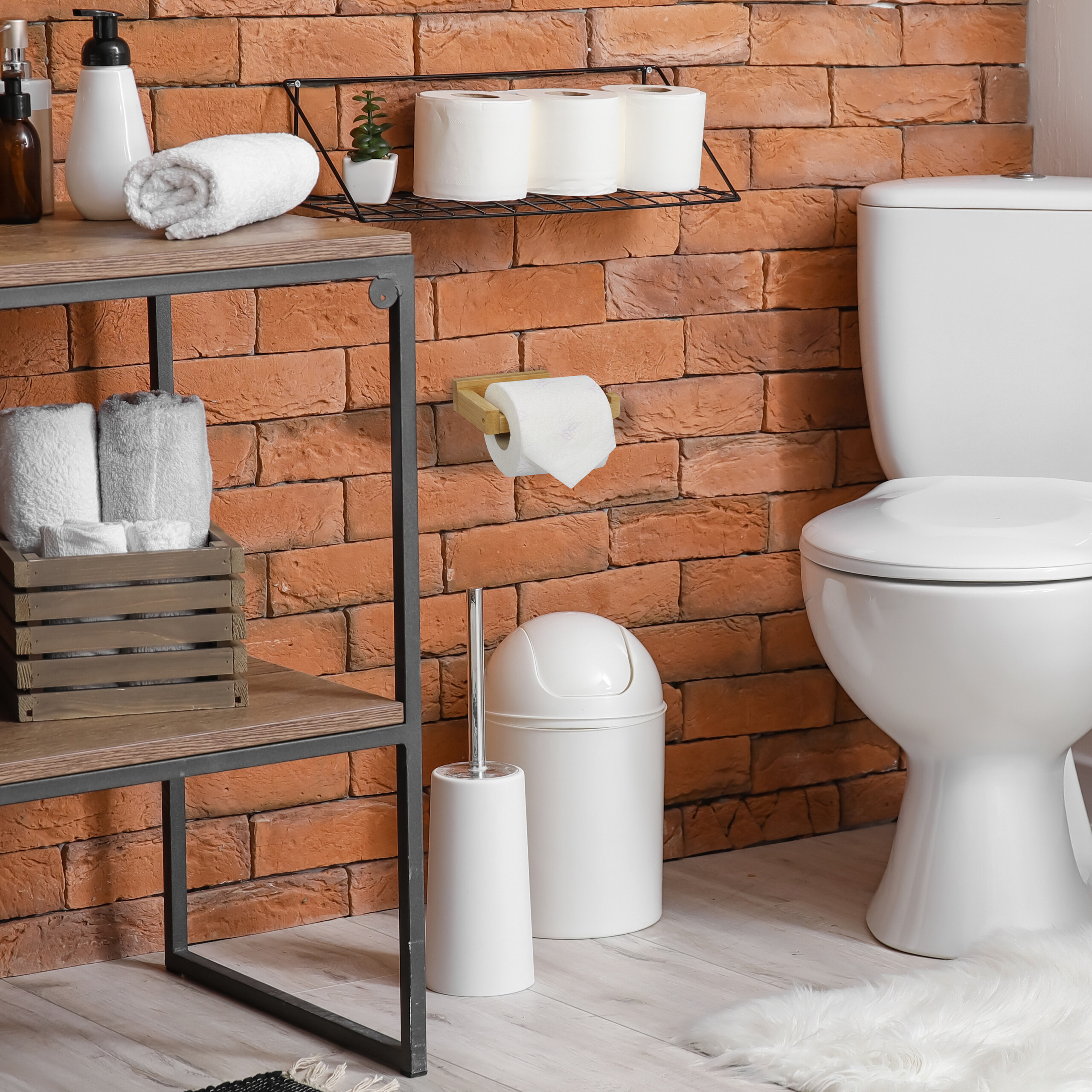 Moderne Toilette mit roter Ziegelwand, Holzregal, weißer Ablage und Toilettenpapierrollen.
