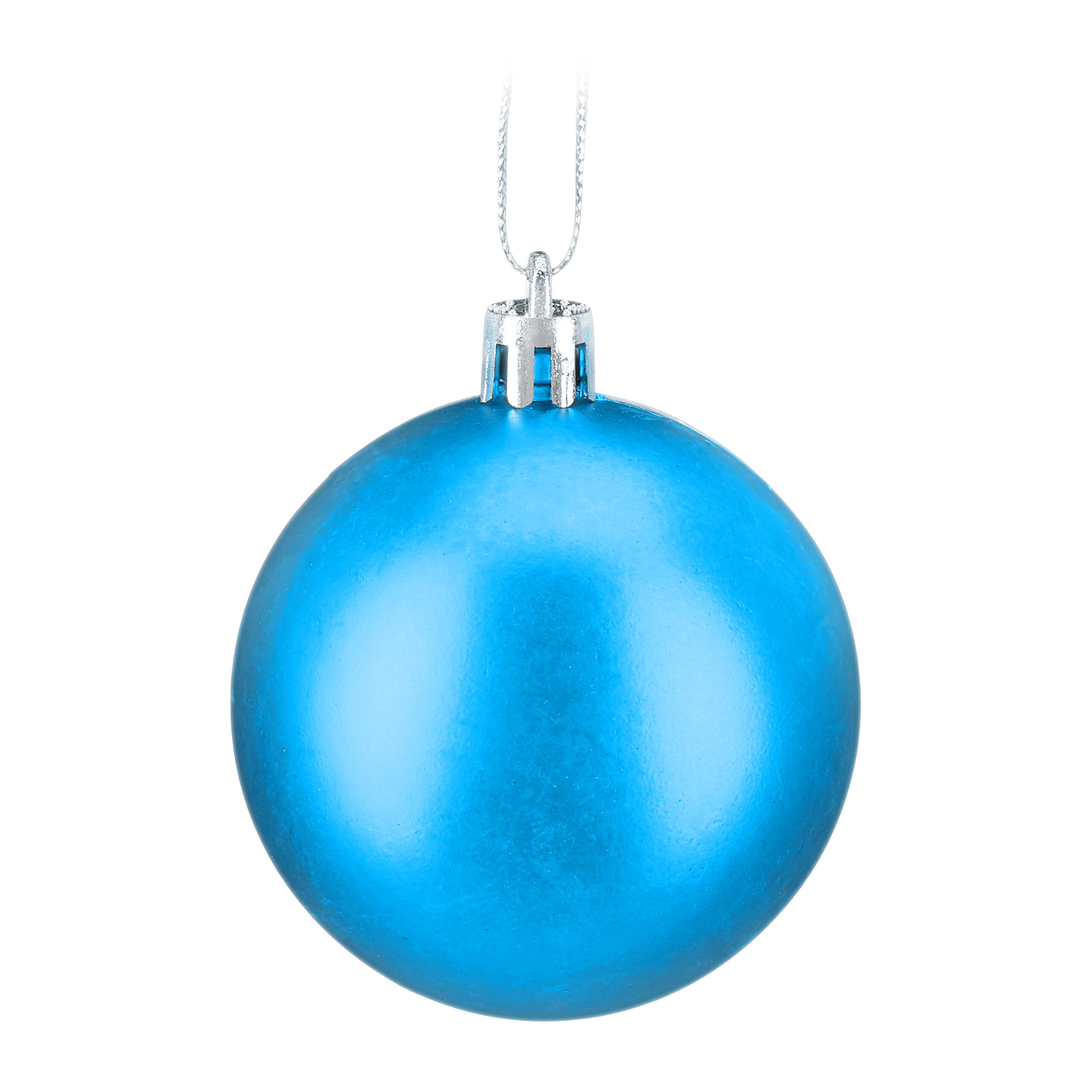 Eine glänzende, blaue Weihnachtskugel hängt an einem silbernen Band vor weißem Hintergrund.