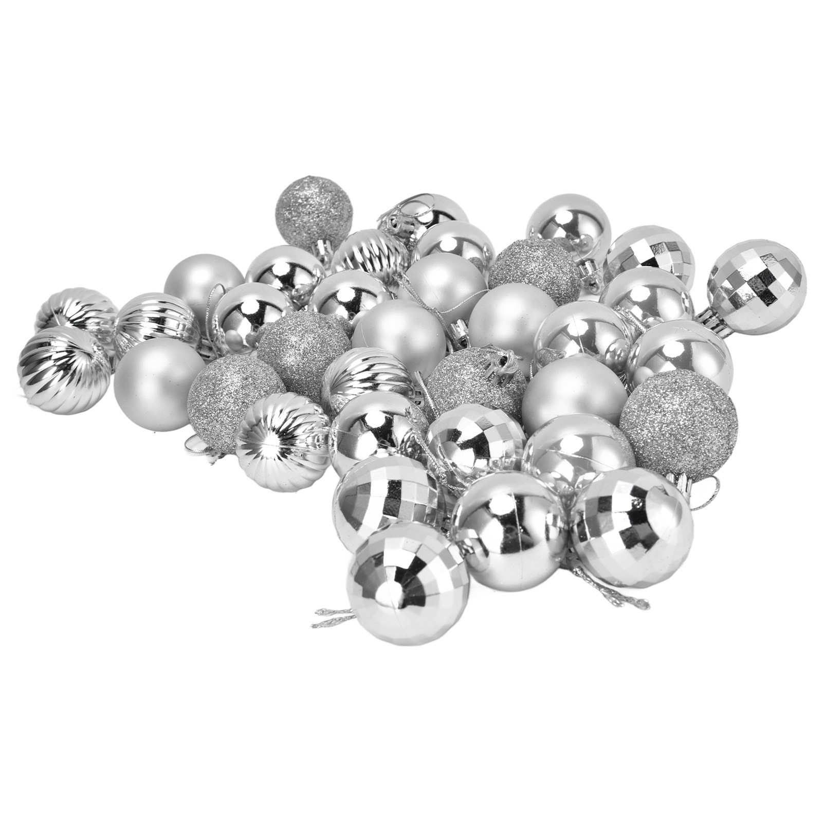 Eine Sammlung von verschiedenen silbernen Weihnachtskugeln in glänzendem, mattem und glitzerndem Design.