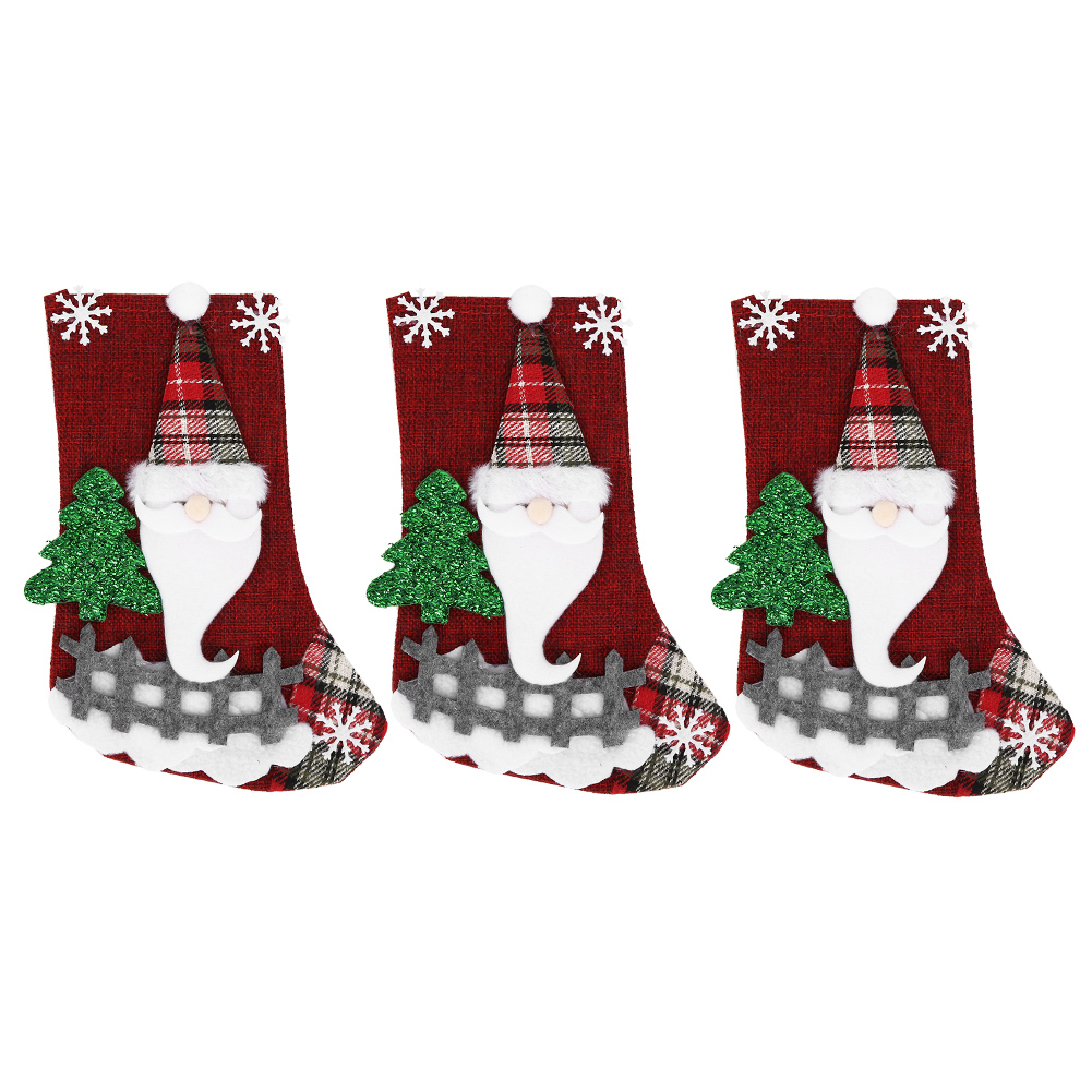 Drei rote Weihnachtssocken mit Nikolaus, grünen Bäumen und Zäunen.