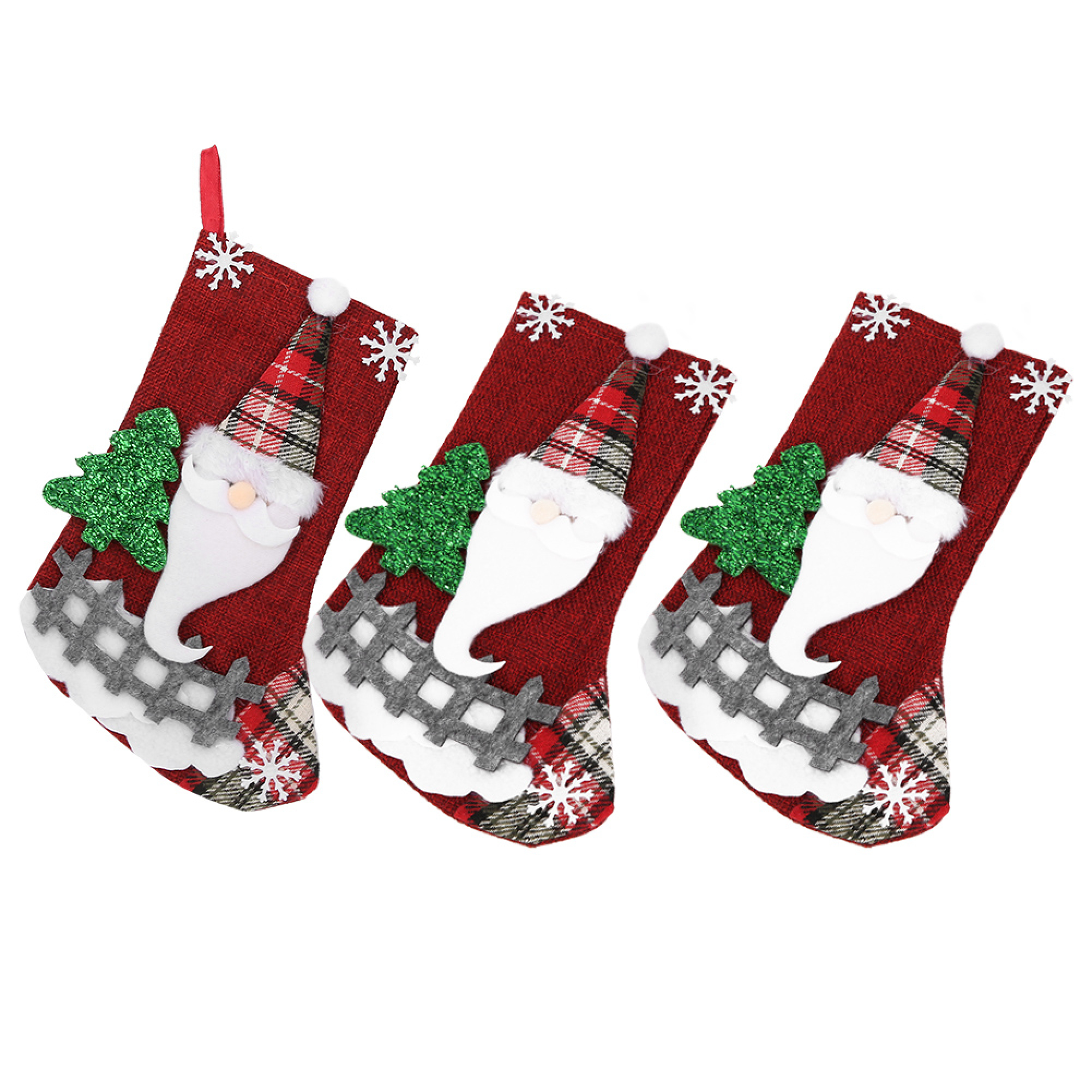 Drei rote Weihnachtssocken mit Weihnachtsmann, grünem Baum, Zaun und weißen Schneeflocken auf weißem Hintergrund.