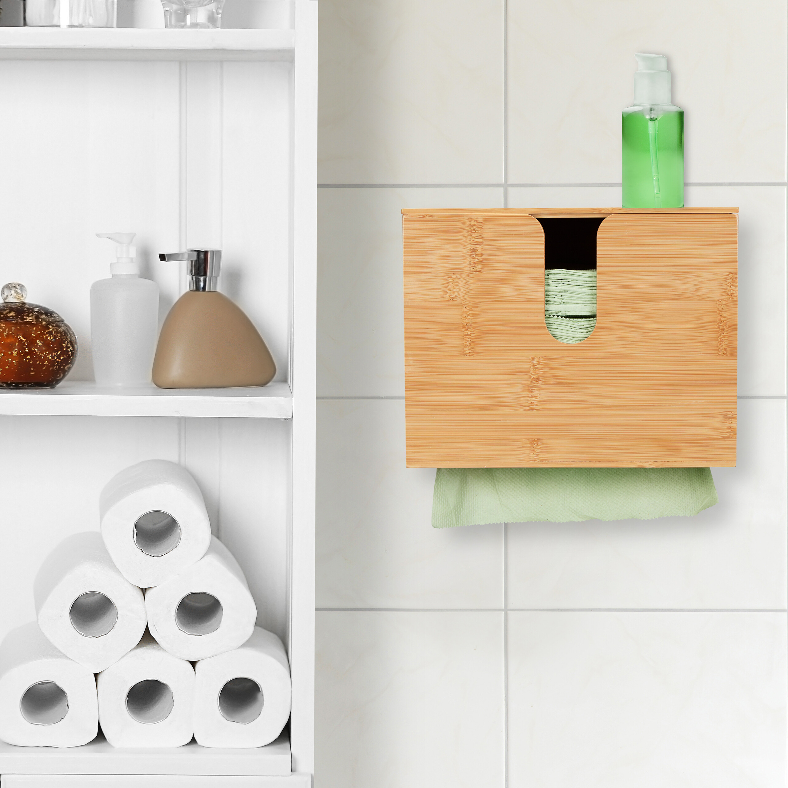 Bambus-Taschentuchbox an gekachelter Wand, links ein weißes Regal mit Toilettenpapier und Seifenspendern.