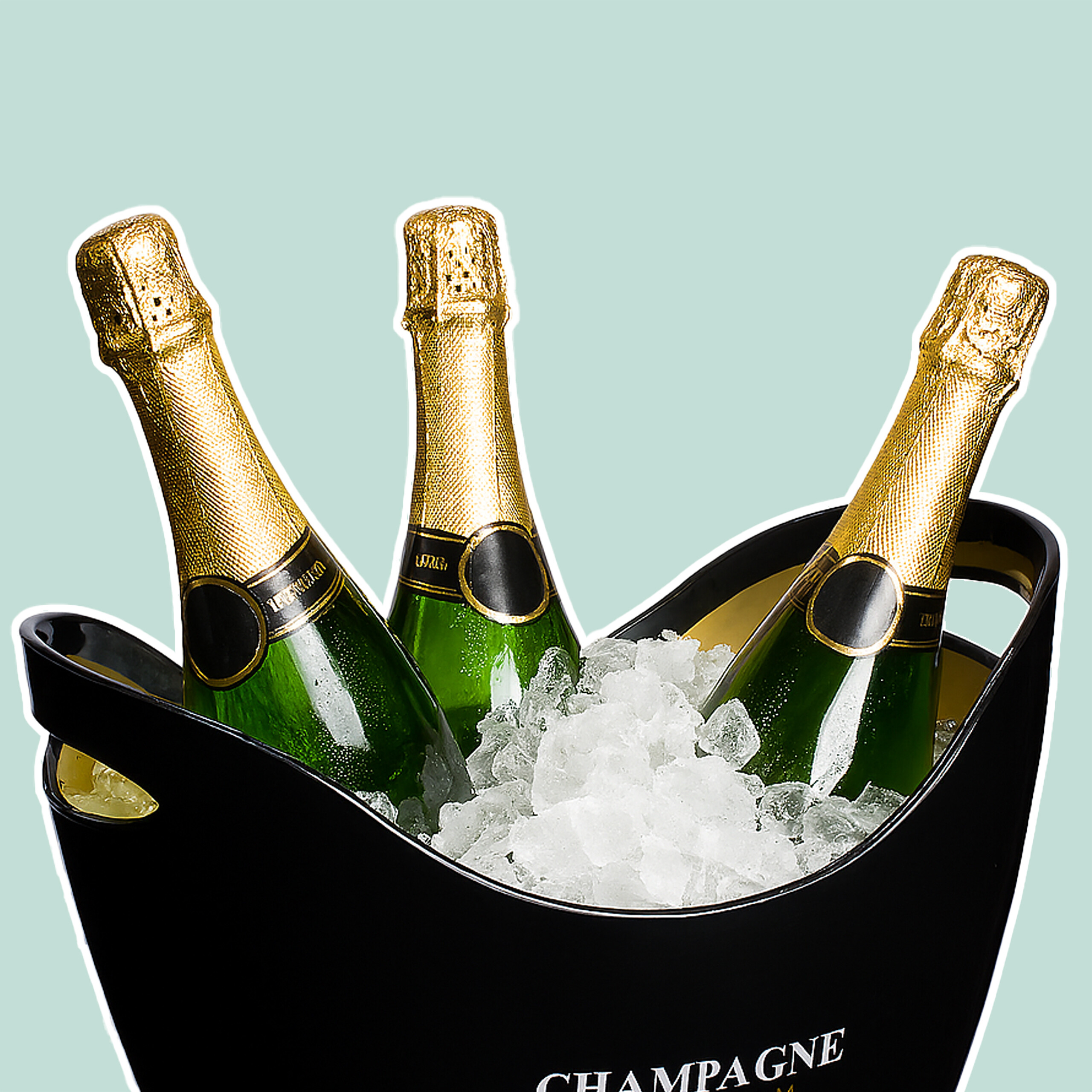 Drei Champagnerflaschen mit goldenen Etiketten stecken in einem schwarzen Eiskübel mit Eiswürfeln auf blauem Hintergrund.