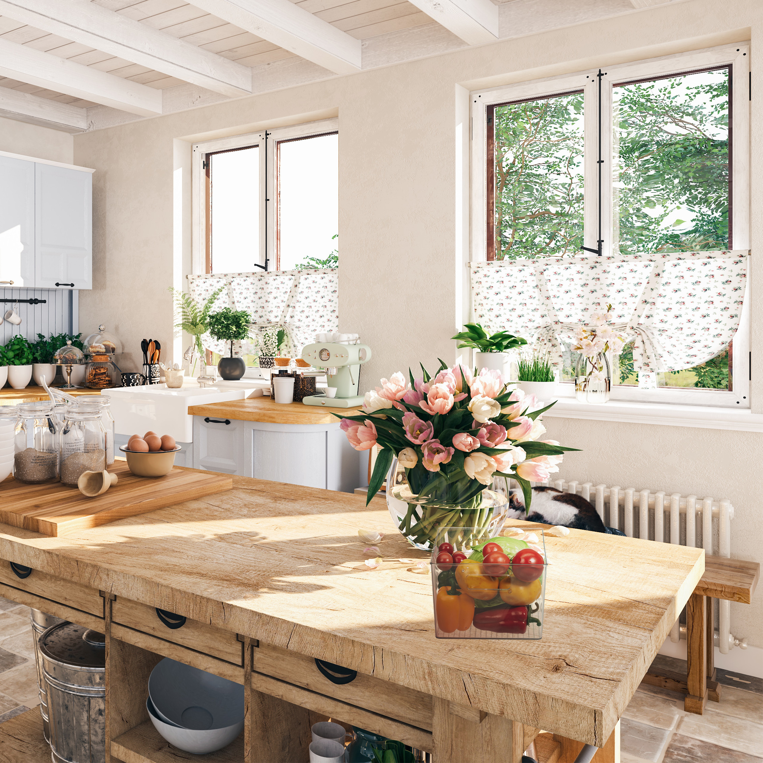 Helle, rustikale Küche mit einer großen Holzinsel, einer Blumenvase, frischem Gemüse und sonnigen Fenstern.