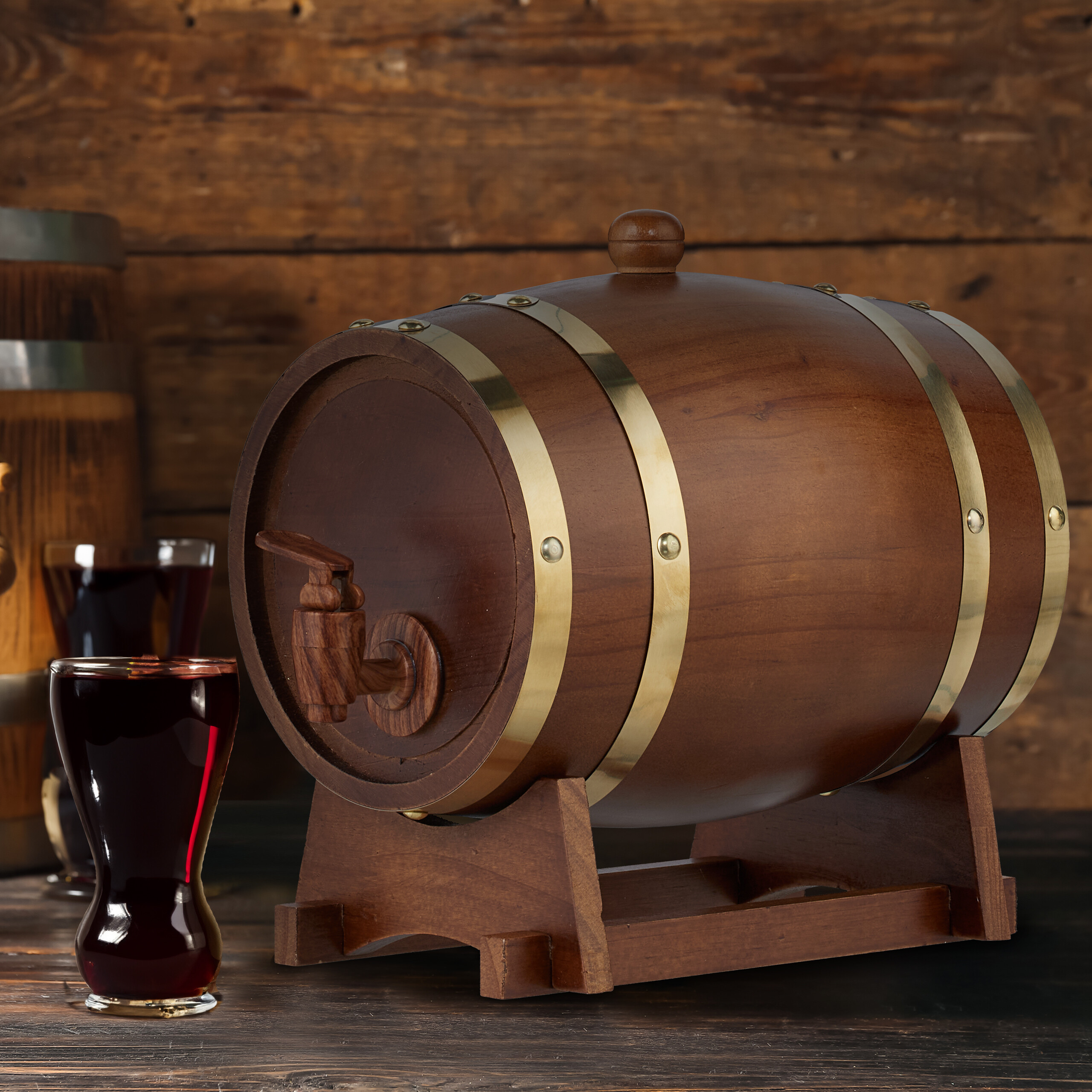Ein Holzfass mit Messingreifen und Zapfhahn steht auf einem Tisch, daneben ein Glas Rotwein.
