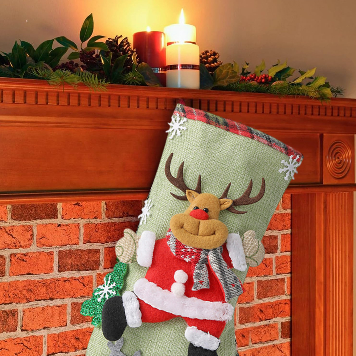 Ein hellgrüner Weihnachtsstiefel mit Plüsch-Rentier hängt an einem Kamin mit brennenden Kerzen.