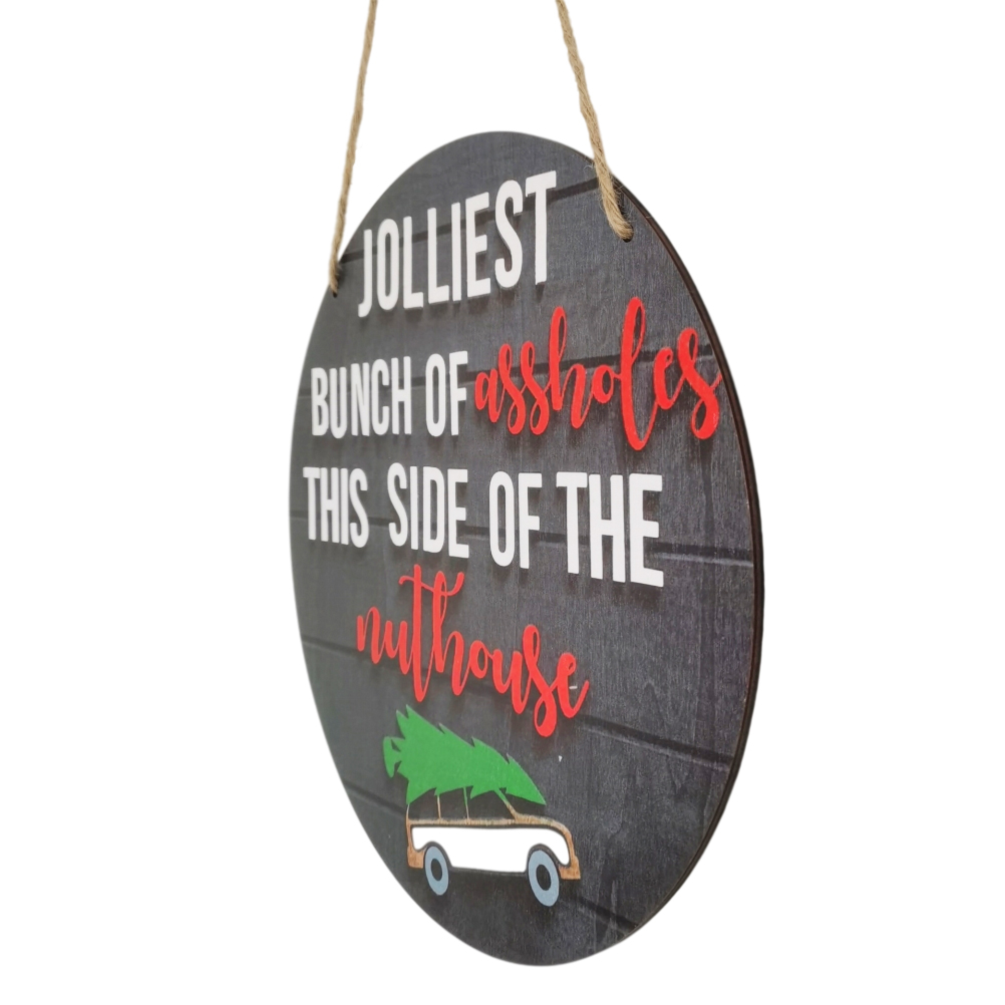 Hängendes Holzschild mit weißem und rotem Text und einem kleinen Auto mit Weihnachtsbaum.