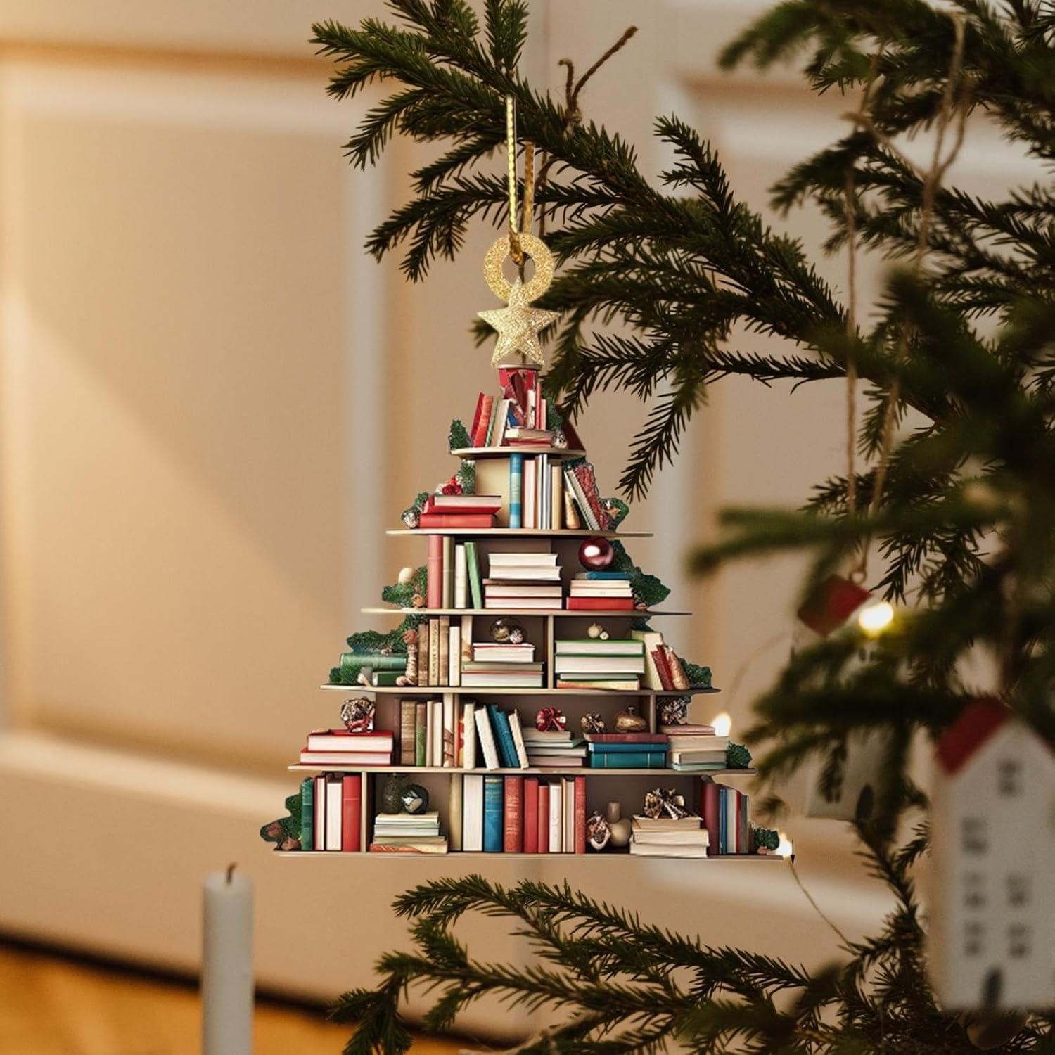 Ein hängendes Weihnachtsbaum-Ornament aus Regalen voller bunter Miniaturbücher.