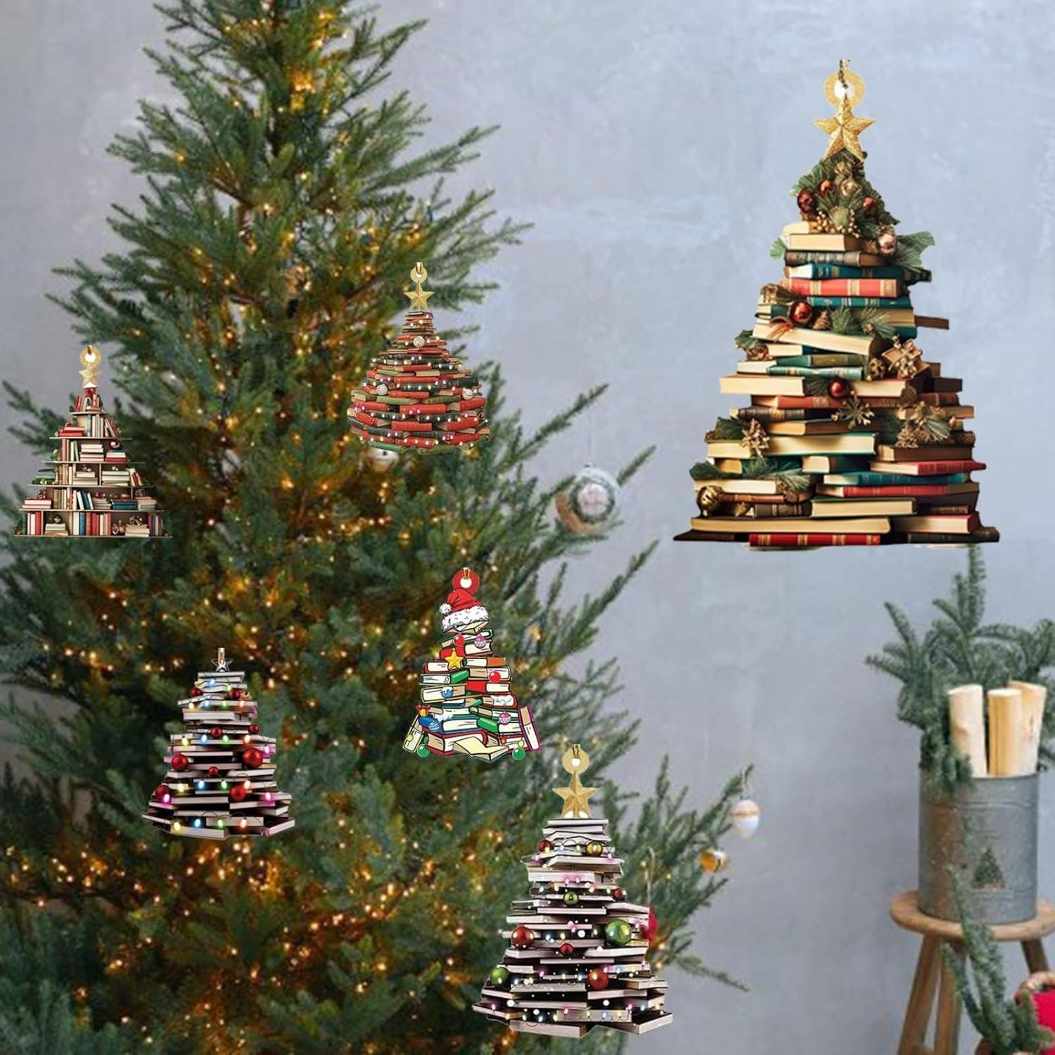 Mehrere dekorative Weihnachtsbäume aus gestapelten Büchern vor einem großen geschmückten Tannenbaum.