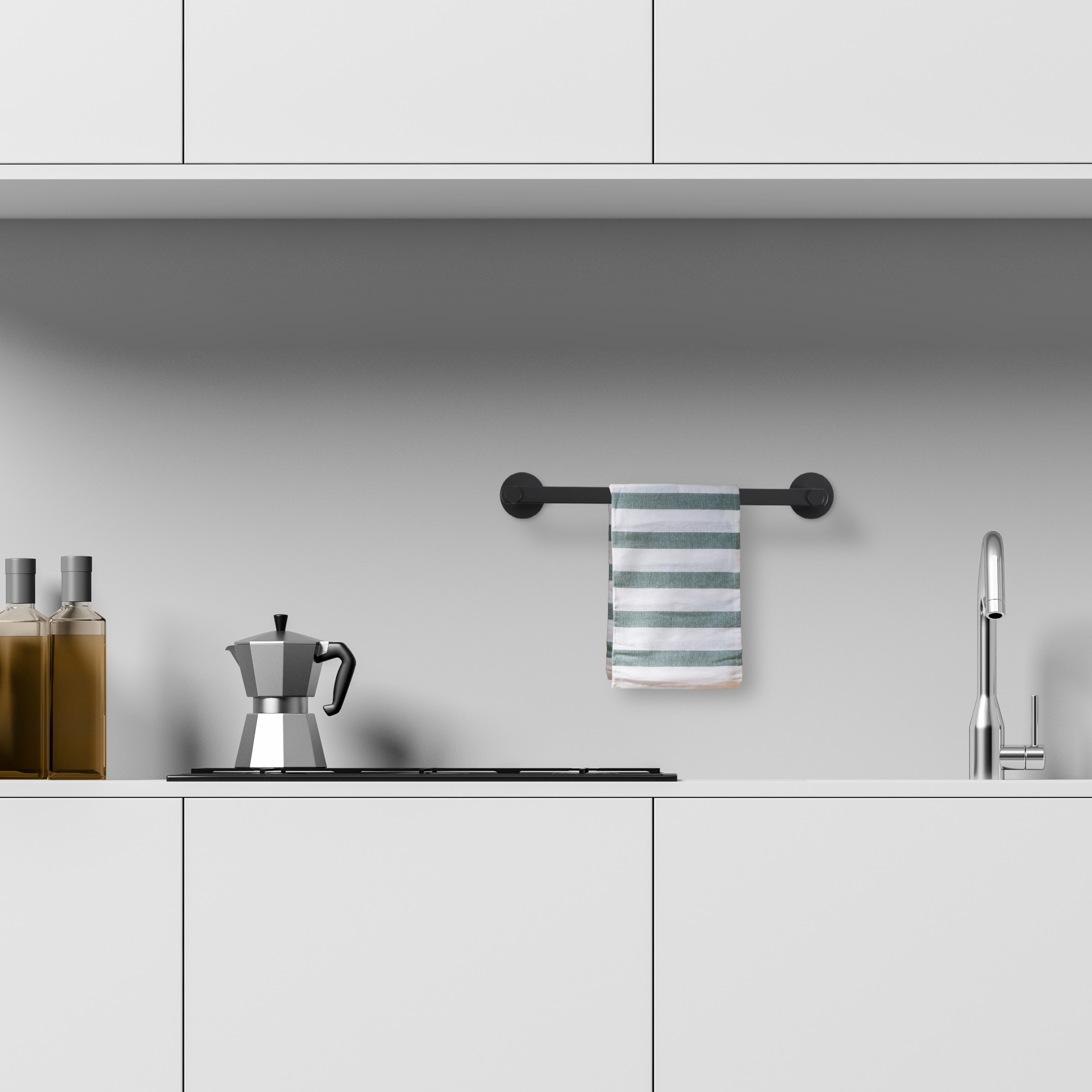Moderne Küche mit weißen Schränken, Espressokanne, gestreiftem Geschirrtuch an schwarzer Stange und Edelstahlhahn.