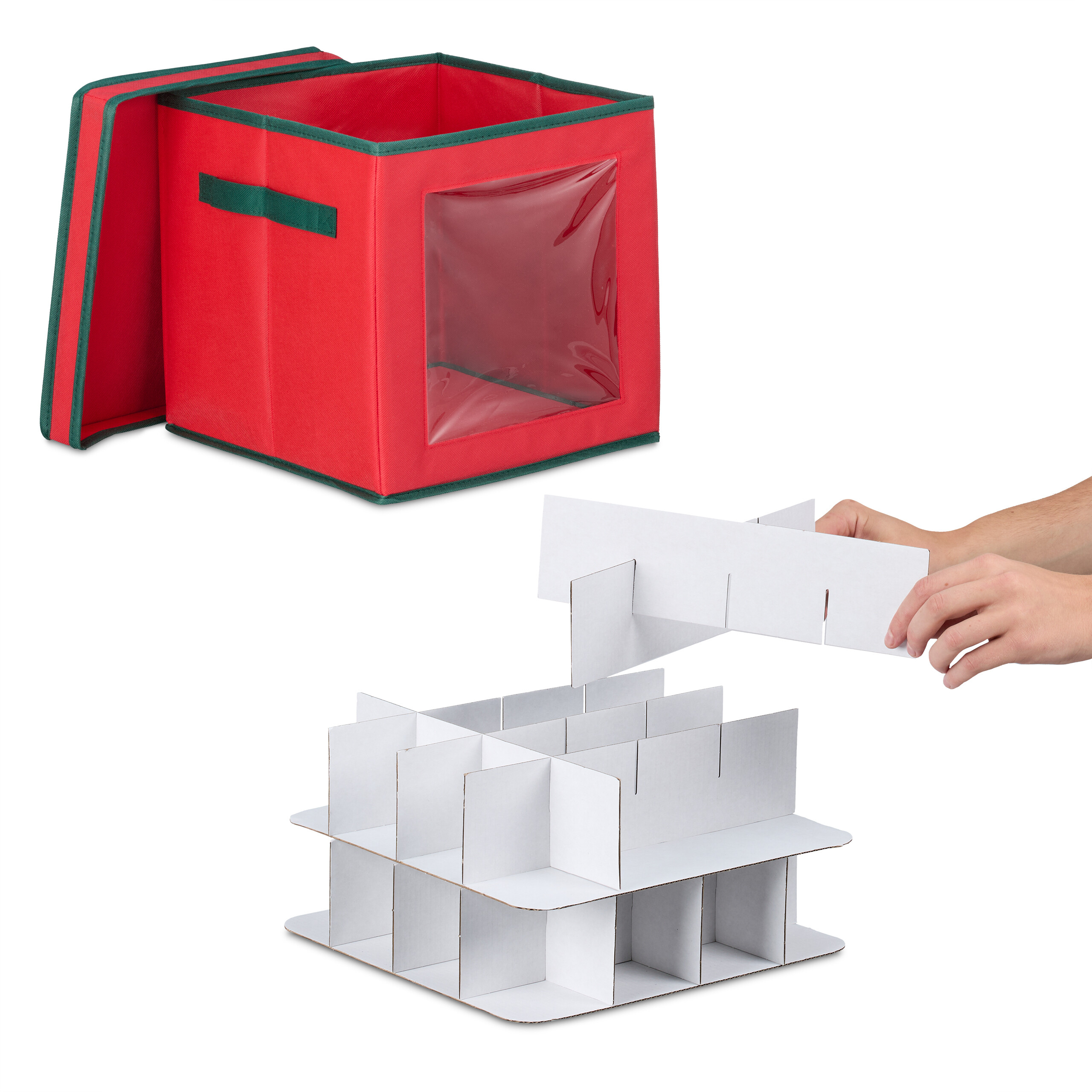 Rote Weihnachts-Aufbewahrungsbox mit grünem Rand und Händen, die Pappteiler einsetzen.