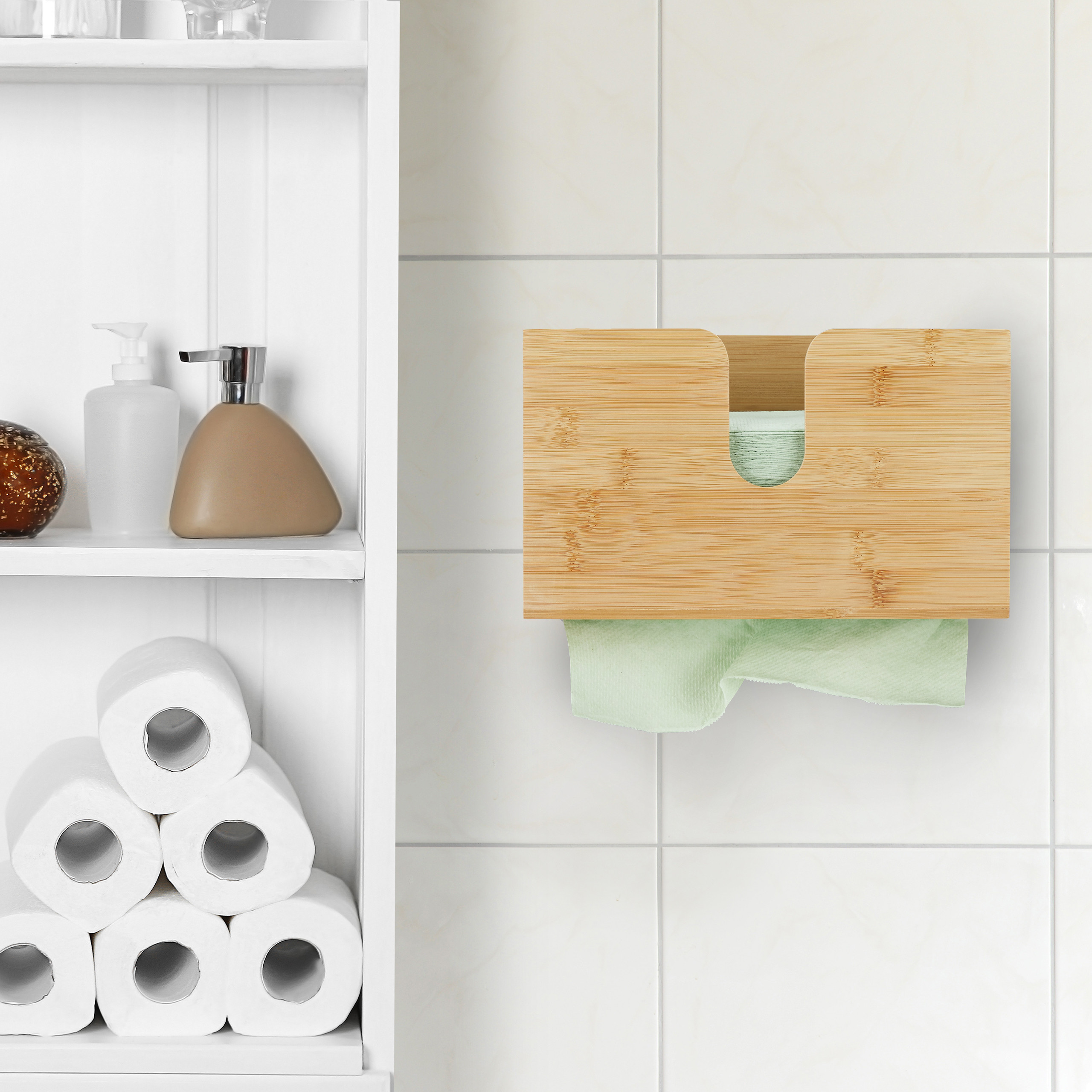Holzpapierhandtuchhalter an weißen Fliesen neben einem Regal mit Toilettenpapier.