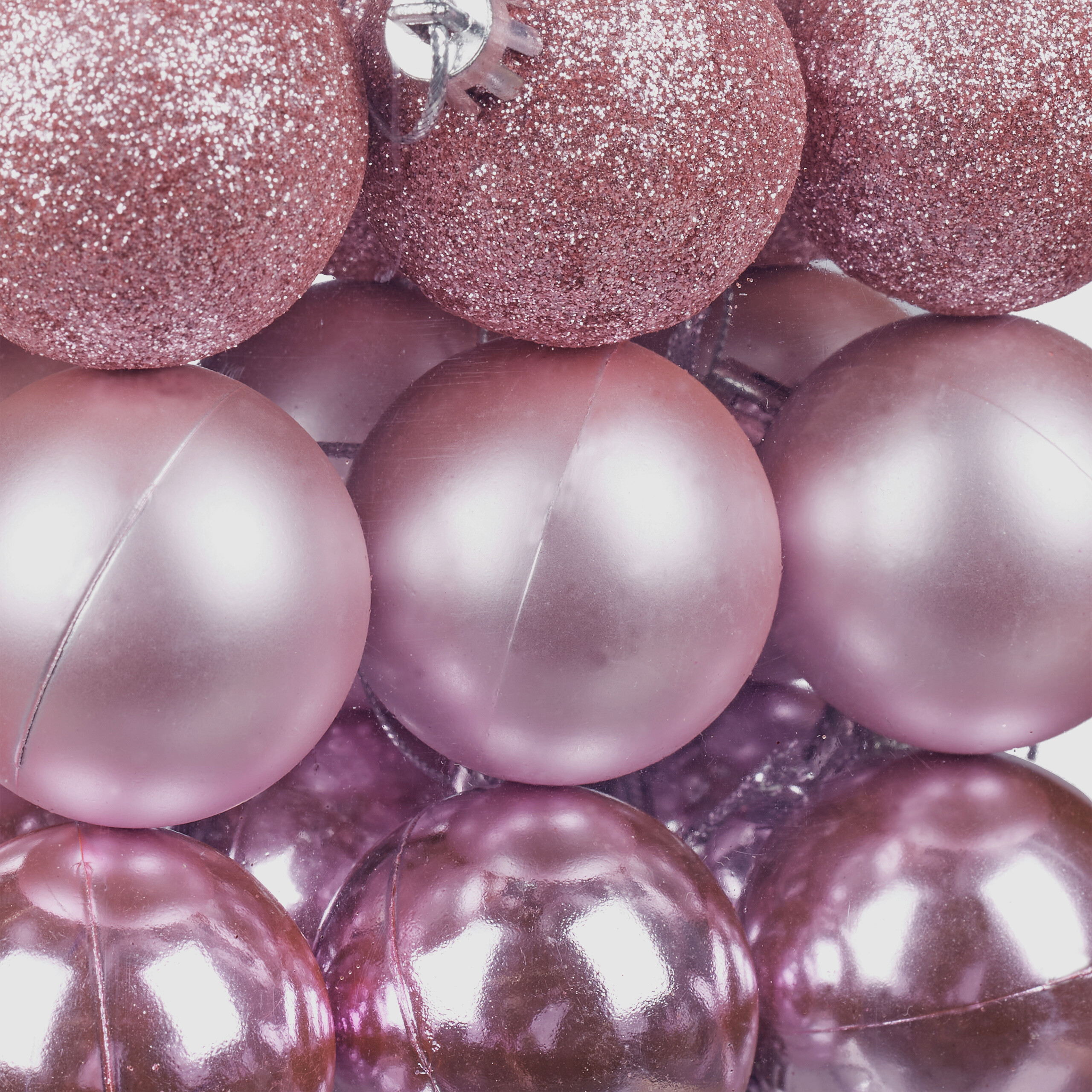 Glänzende und glitzernde rosa Weihnachtskugeln im Nahaufnahmestil.