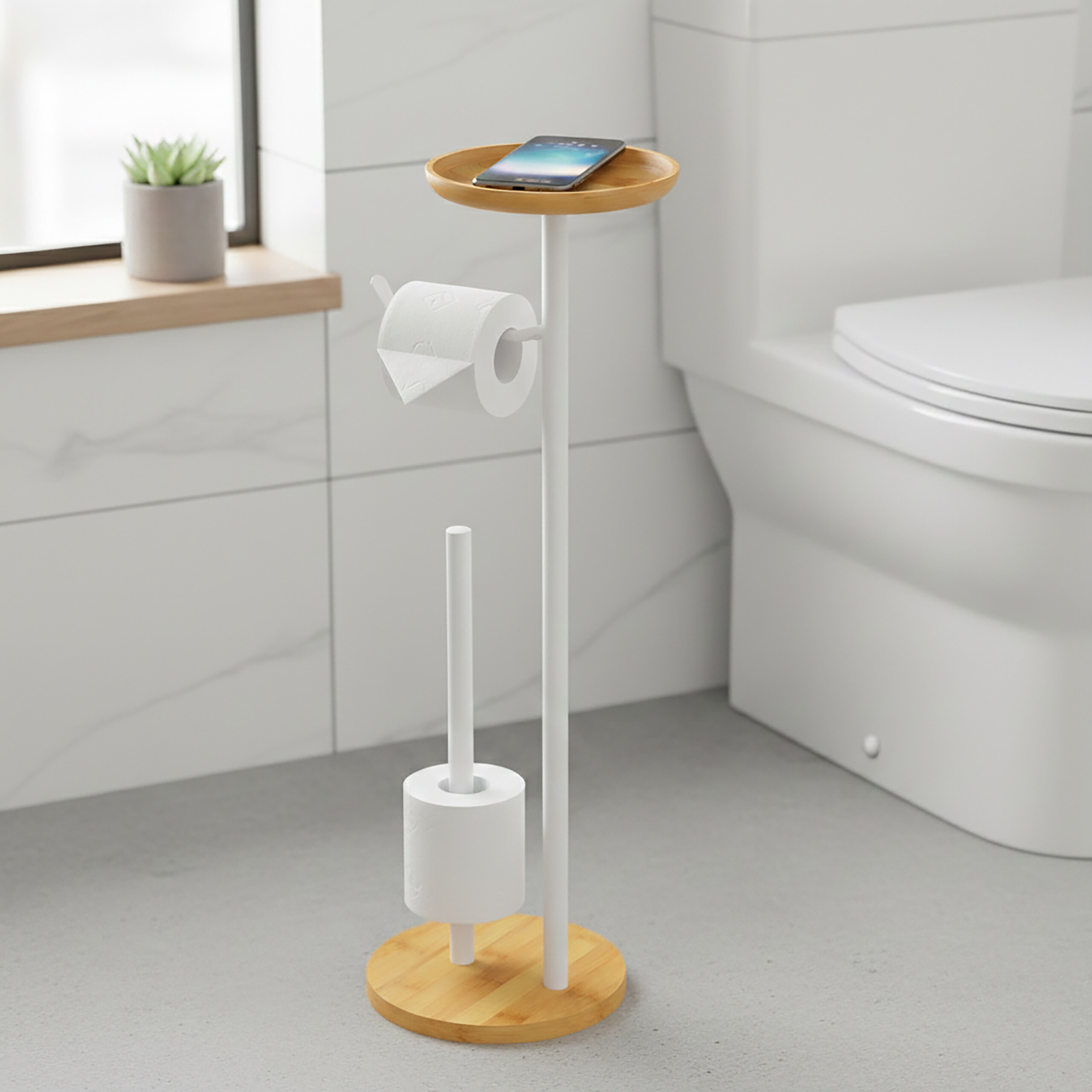 Weißer Toilettenpapier- und Bürstenständer aus Metall mit Holzfuß und -ablage mit Handy in einem Badezimmer.