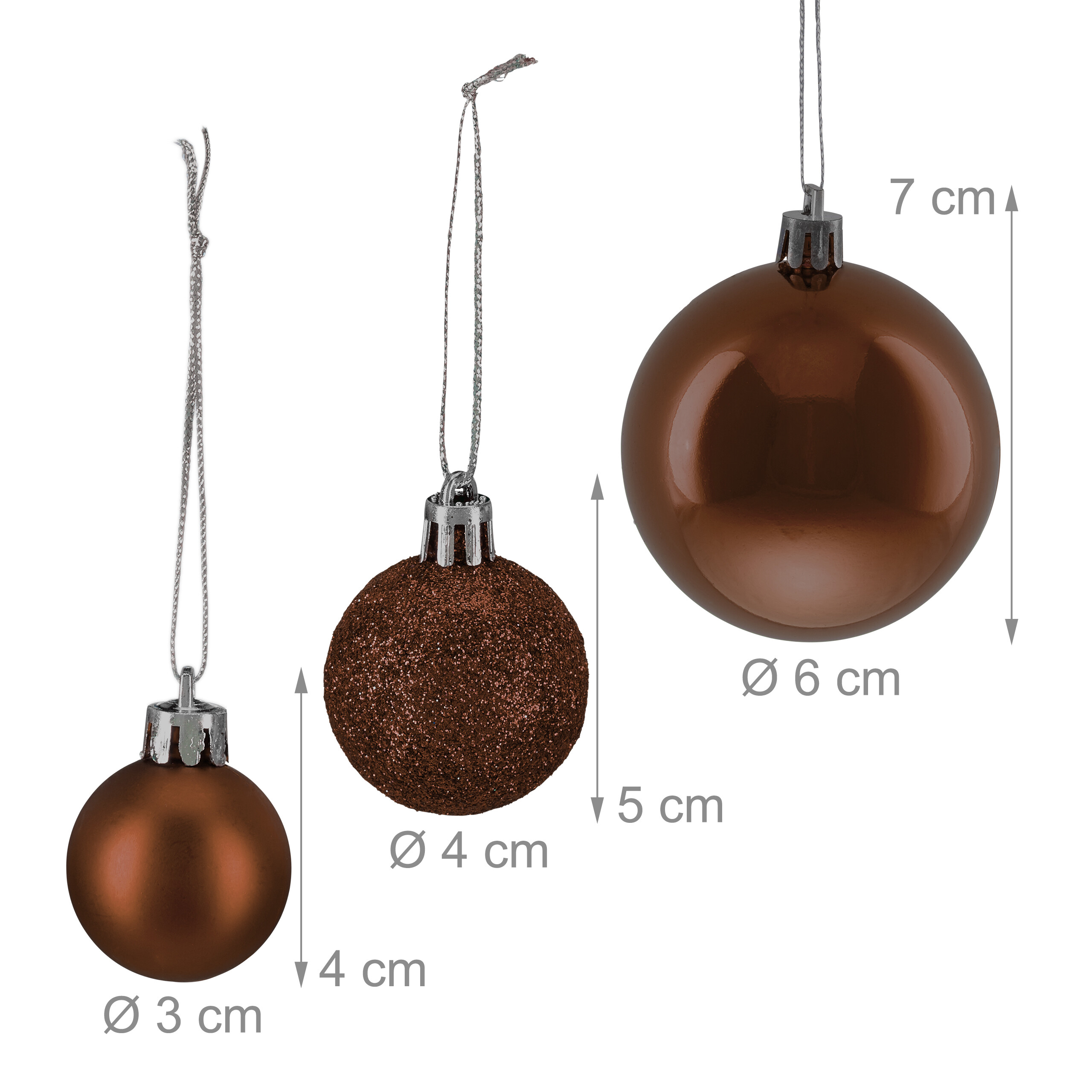 Drei braune Weihnachtskugeln mit unterschiedlichen Größen und Oberflächenstrukturen auf weißem Hintergrund.