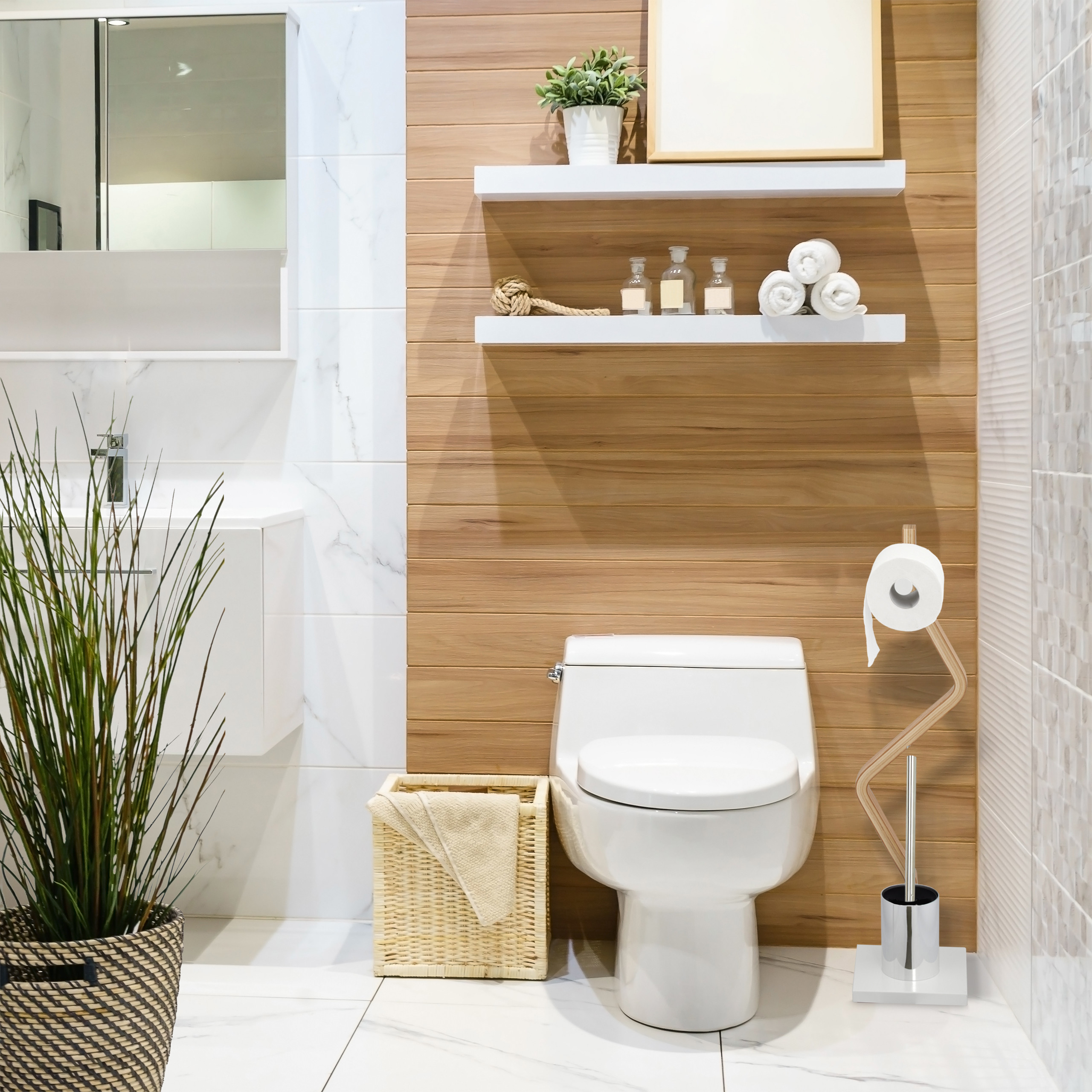 Modernes Badezimmer mit weißem WC, Holzpaneelwand, Ablagen, Handtüchern, Pflanze und Waschbecken.