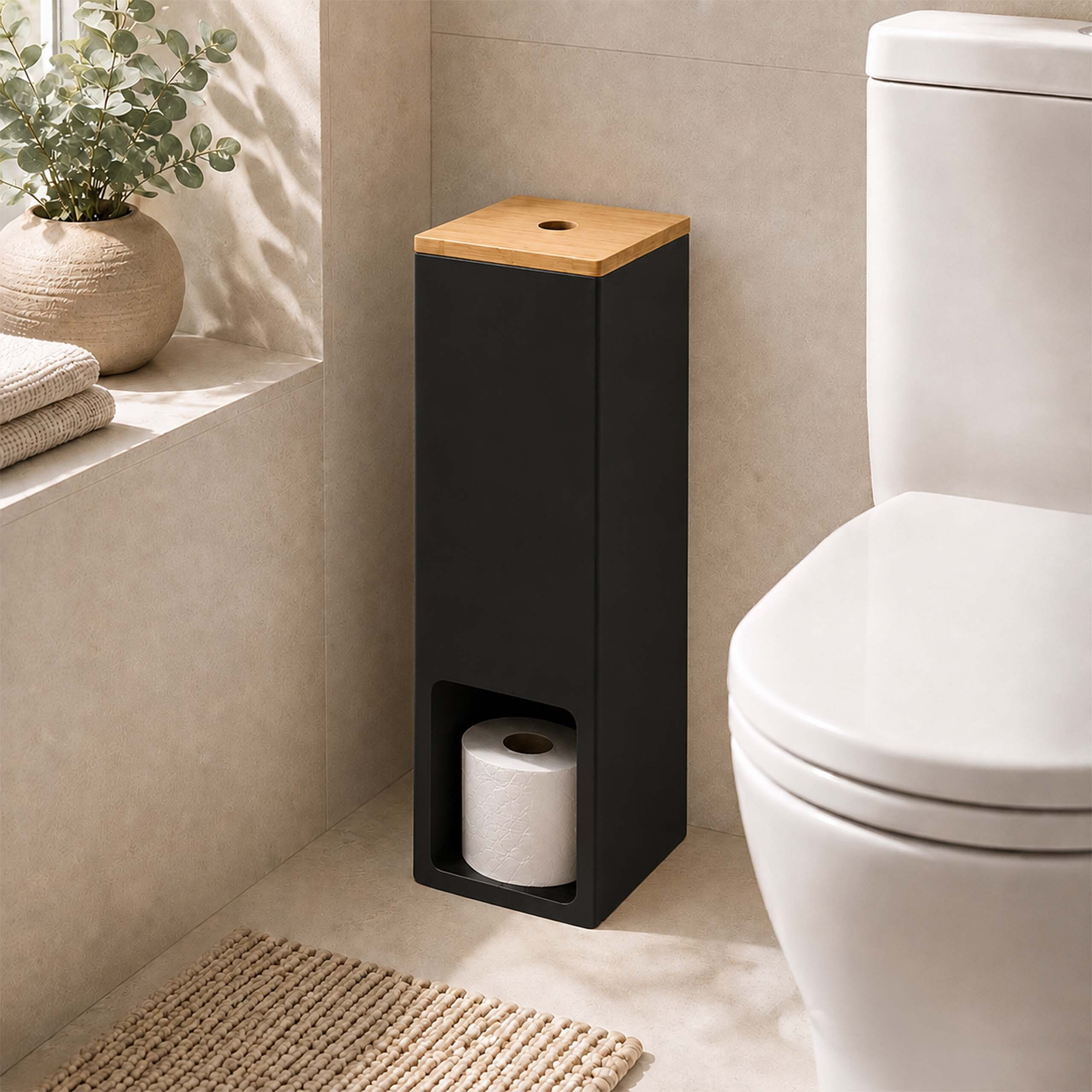 Schwarzer Toilettenpapierhalter mit Holzdeckel steht in hellem Badezimmer neben Toilette.