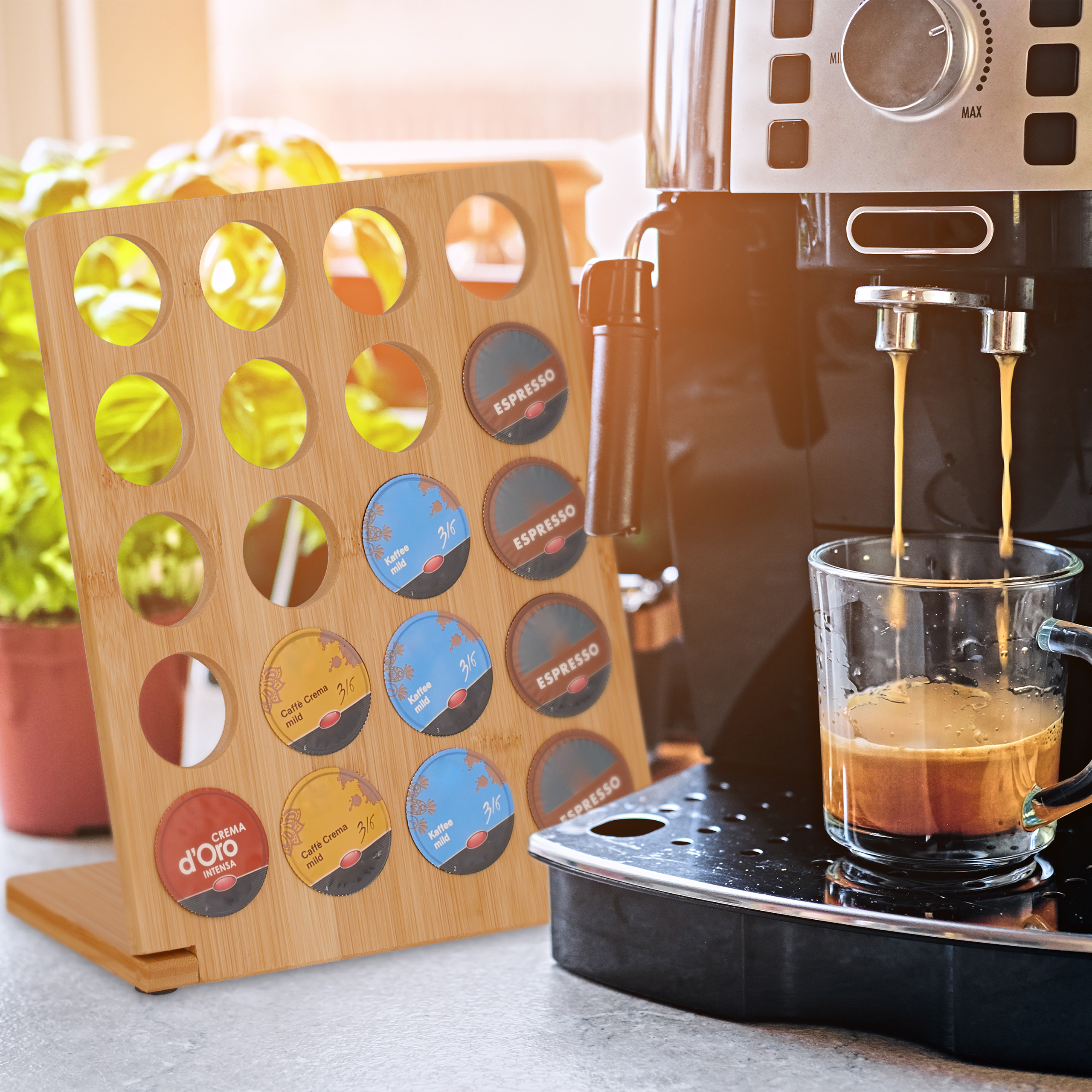 Kaffeemaschine gießt Espresso in eine Tasse, daneben steht ein Holzständer mit Kaffeekapseln.
