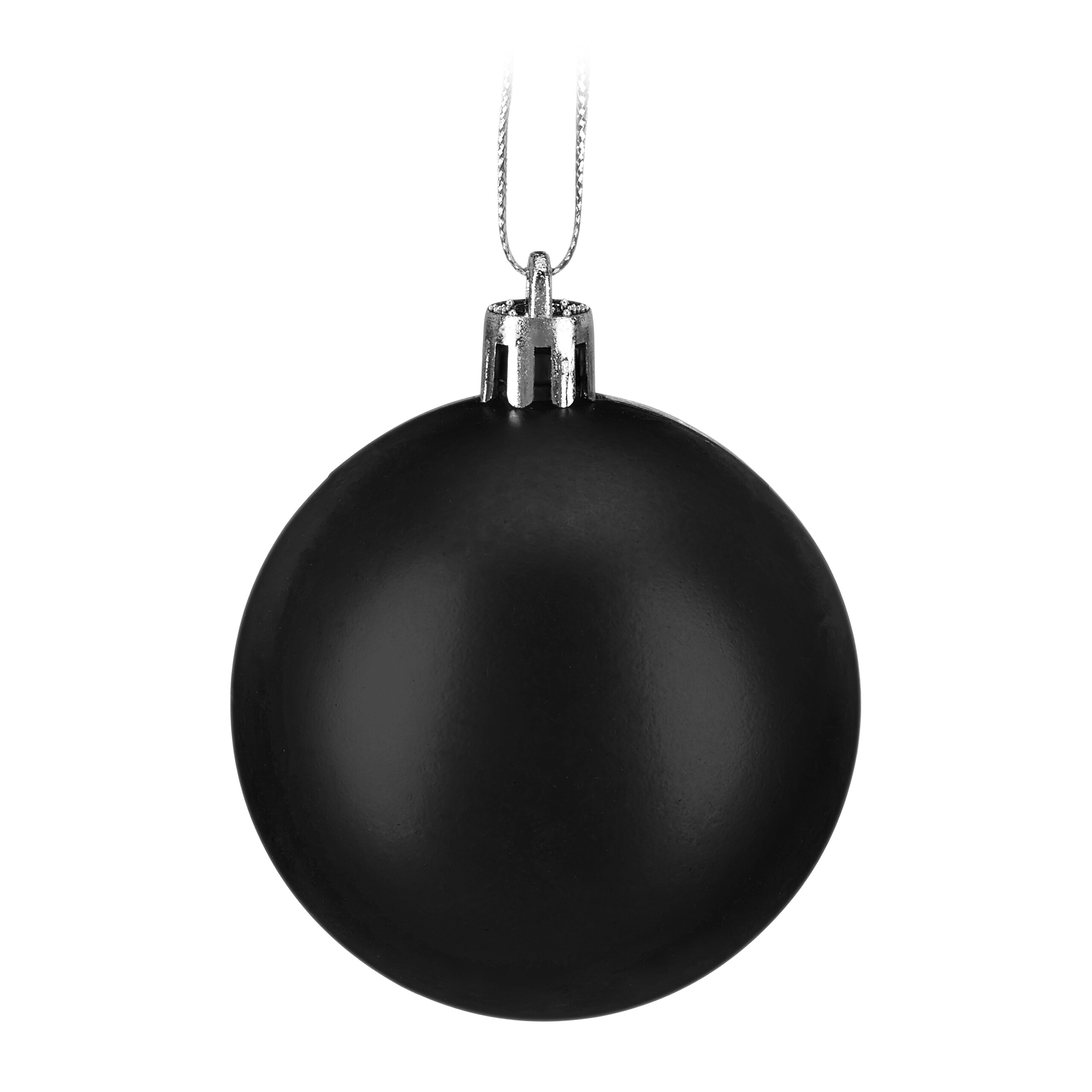 Eine matte schwarze Weihnachtskugel hängt an einer silbernen Kordel vor weißem Hintergrund.
